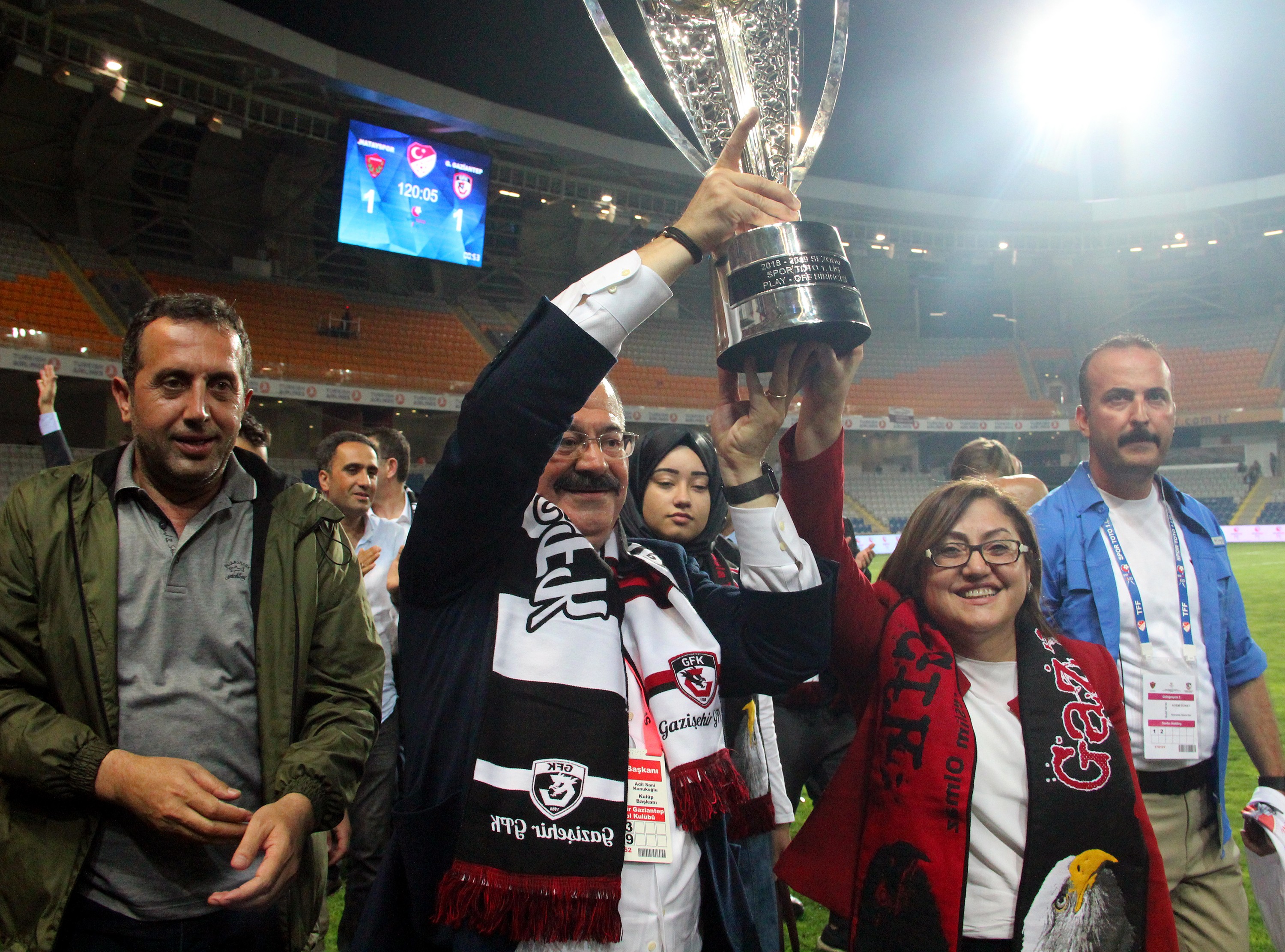 Gazişehir Gaziantep kupayı aldı