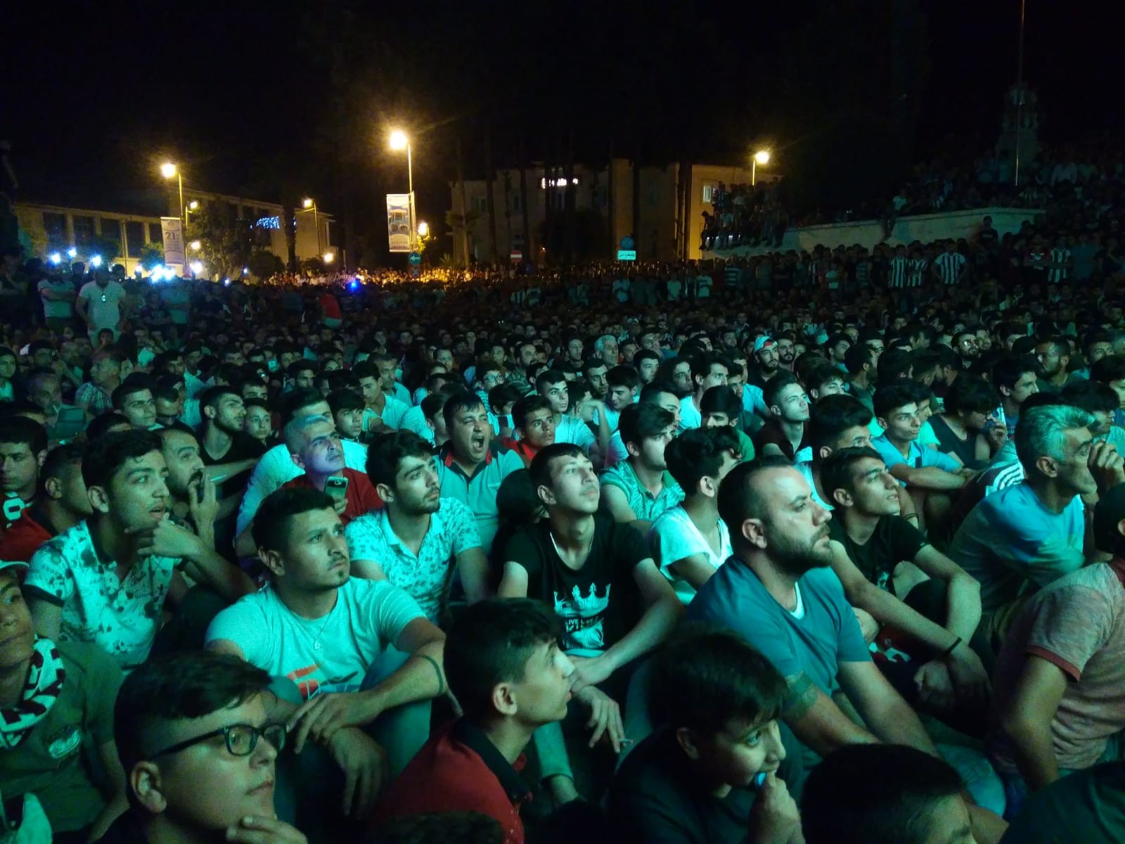 Maç öncesi sevinç gösterileri yerini gözyaşına bıraktı