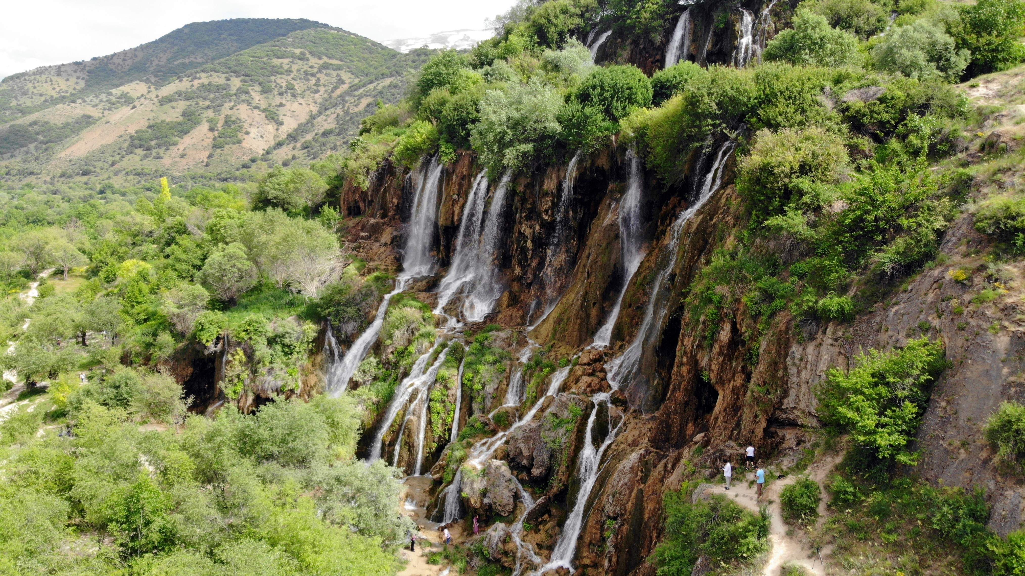 Girlevik Şelalesi doğal güzelliğiyle etkiliyor