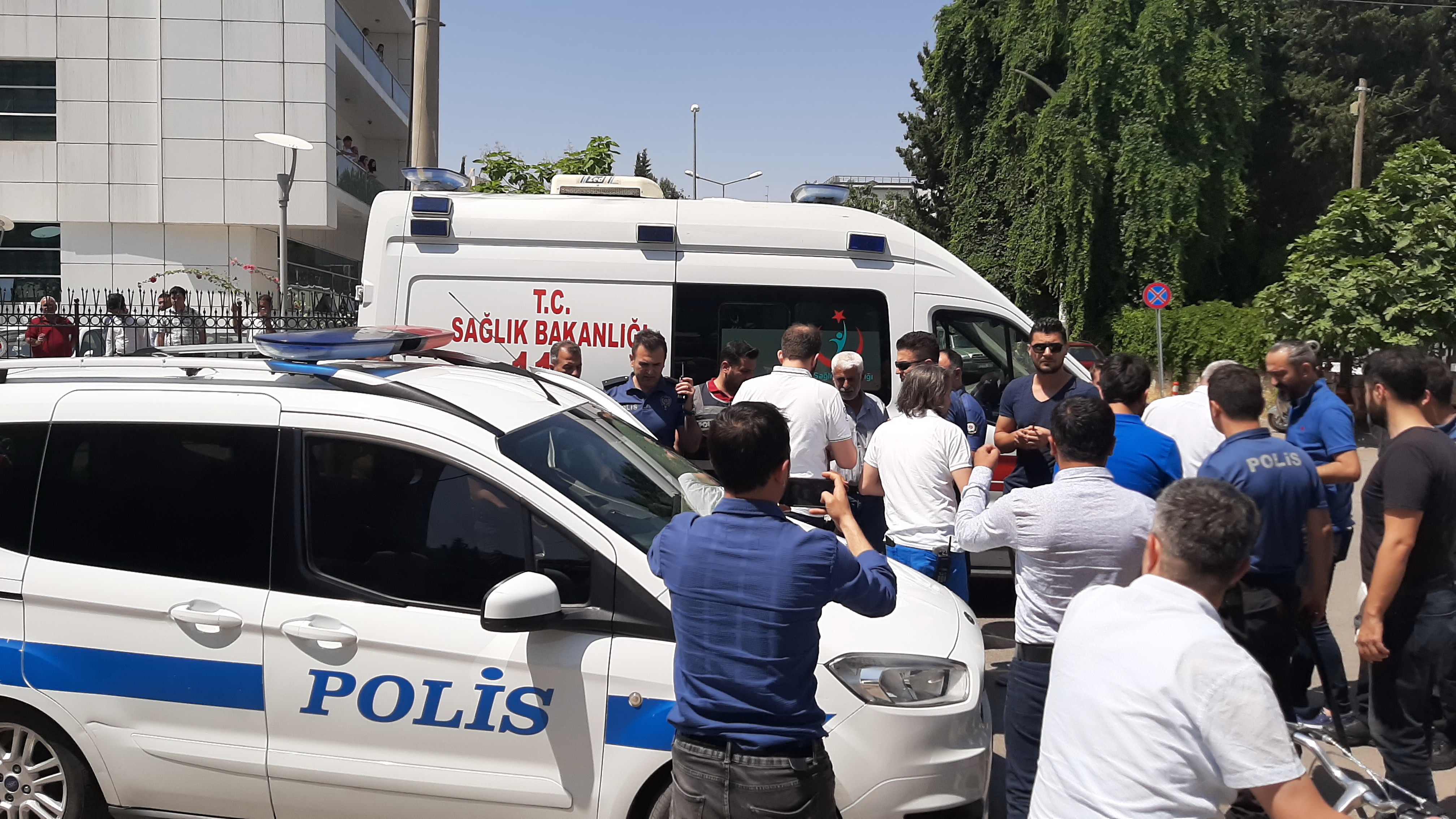 Adliye çıkışında ortalık savaş alanına döndü
