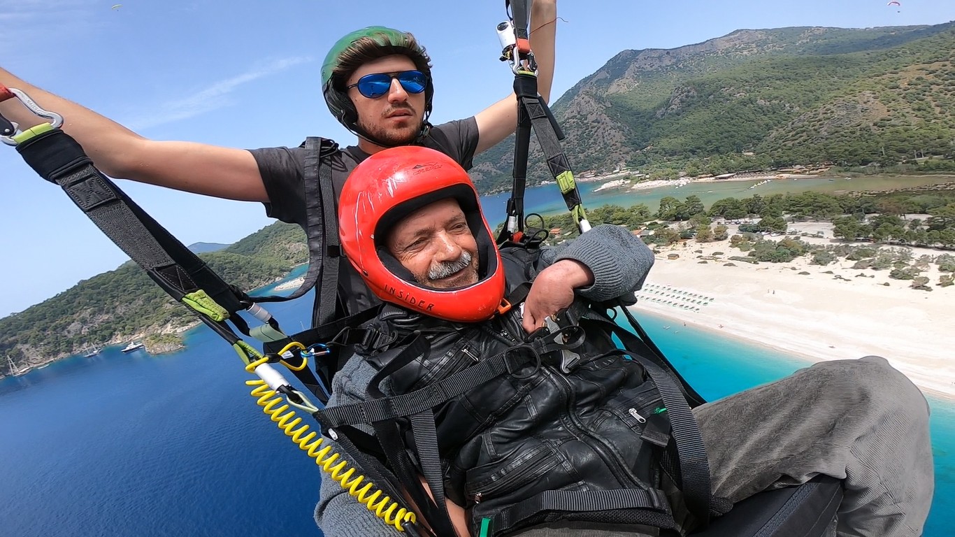 Yamaç paraşütünde ‘Dımbıllan dayı’ ile tek kişilik orkestralı konser