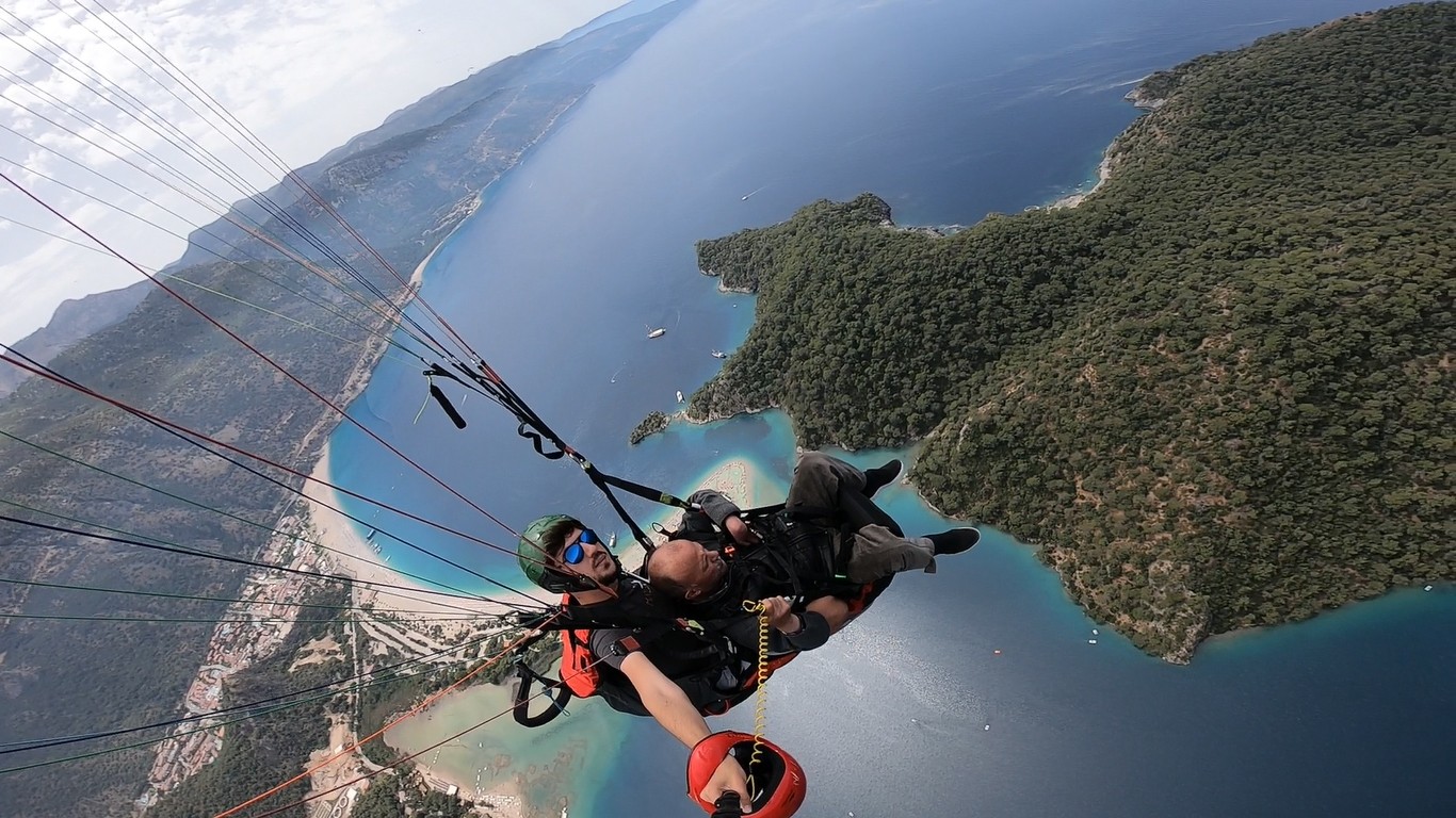 Yamaç paraşütünde ‘Dımbıllan dayı’ ile tek kişilik orkestralı konser