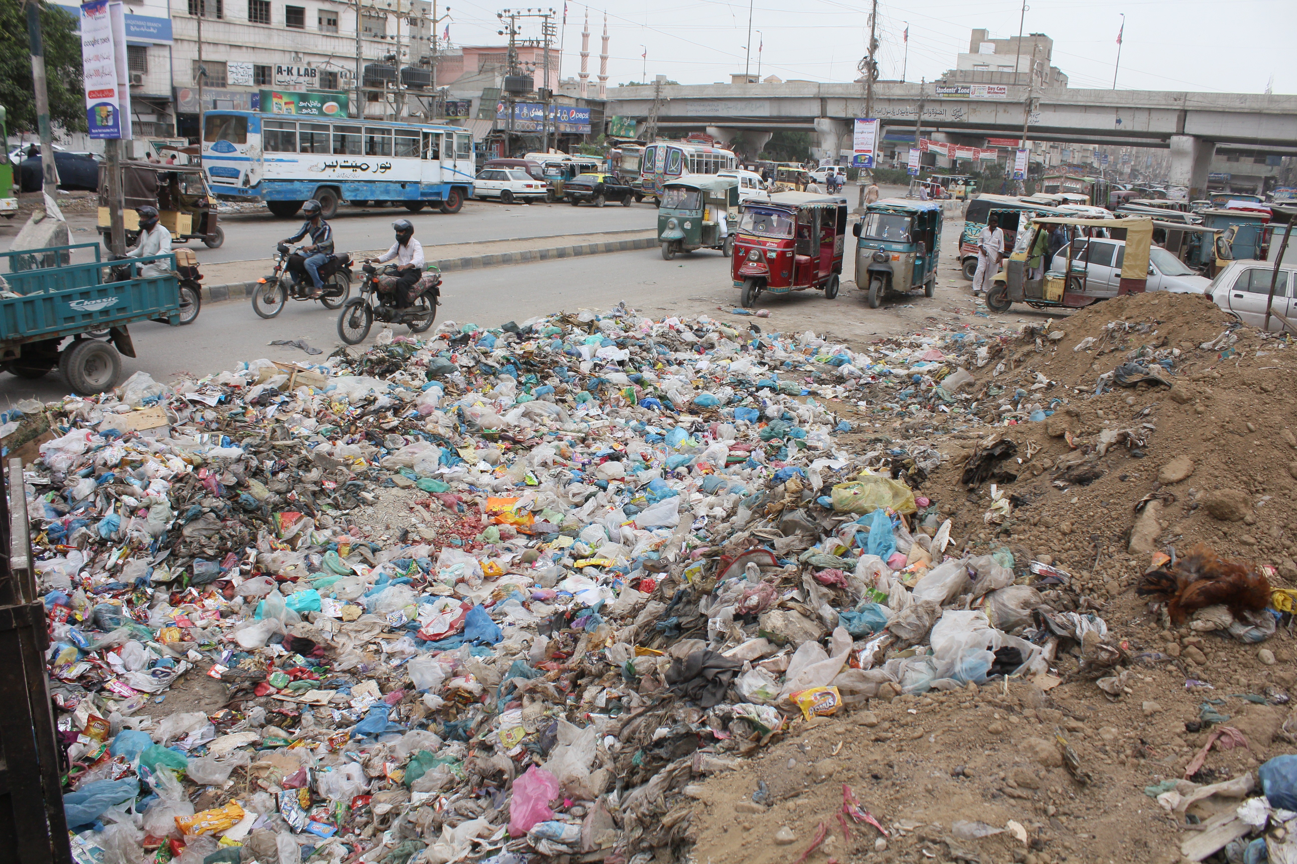 Pakistan çöp dağlarıyla boğuşuyor