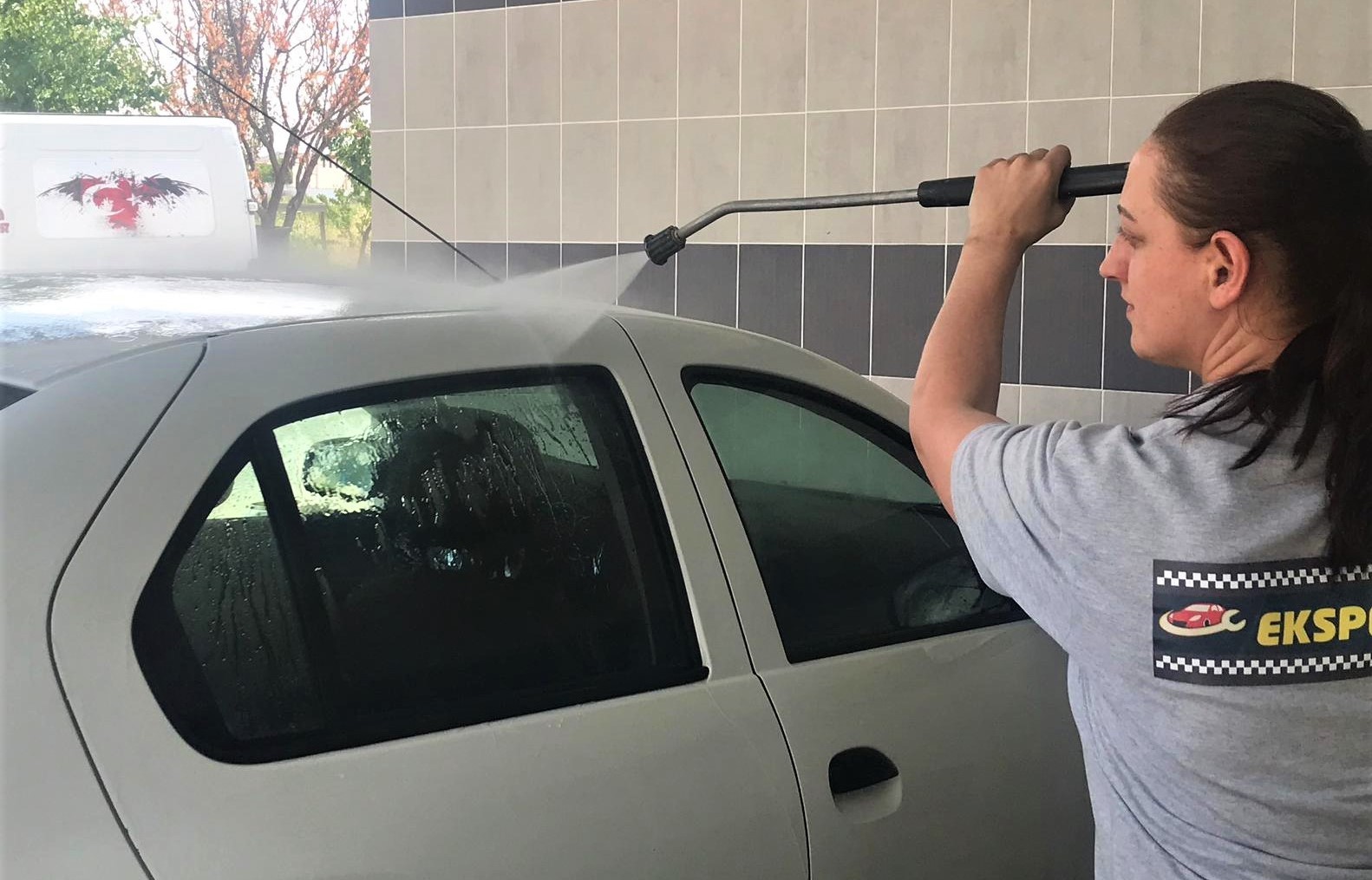 Oto yıkamaya kadın eli değdi