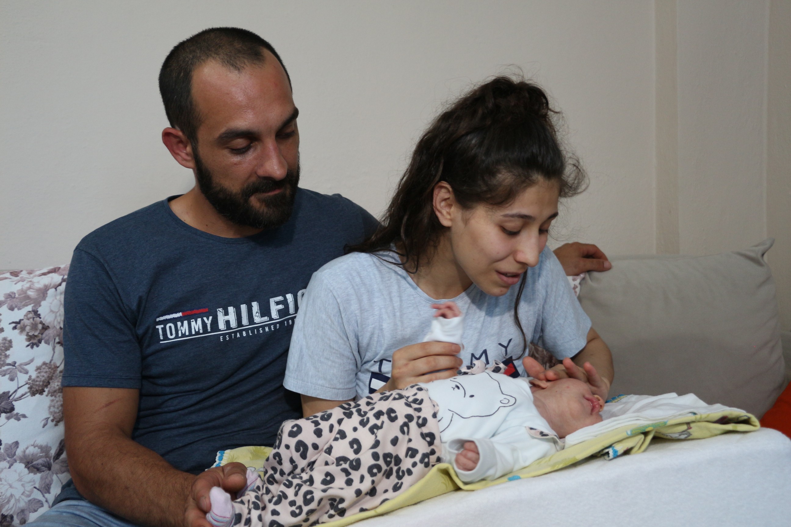 Doktorların 'Ölür' dedikleri 2 kafalı doğan bebekleri için çare arıyorlar