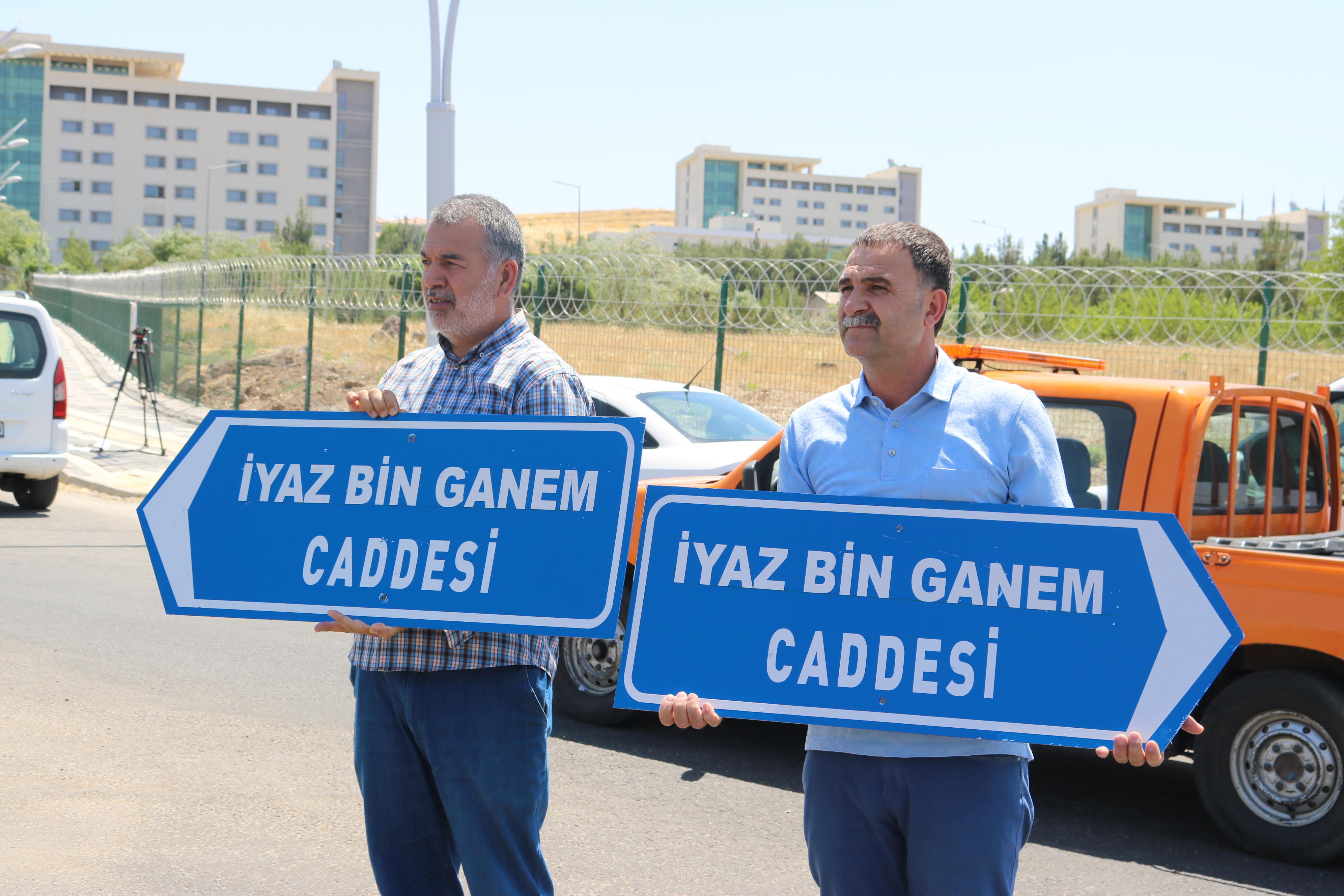Belediye değiştirdi, valilik söktü, eski tabela yeniden yerleştirildi