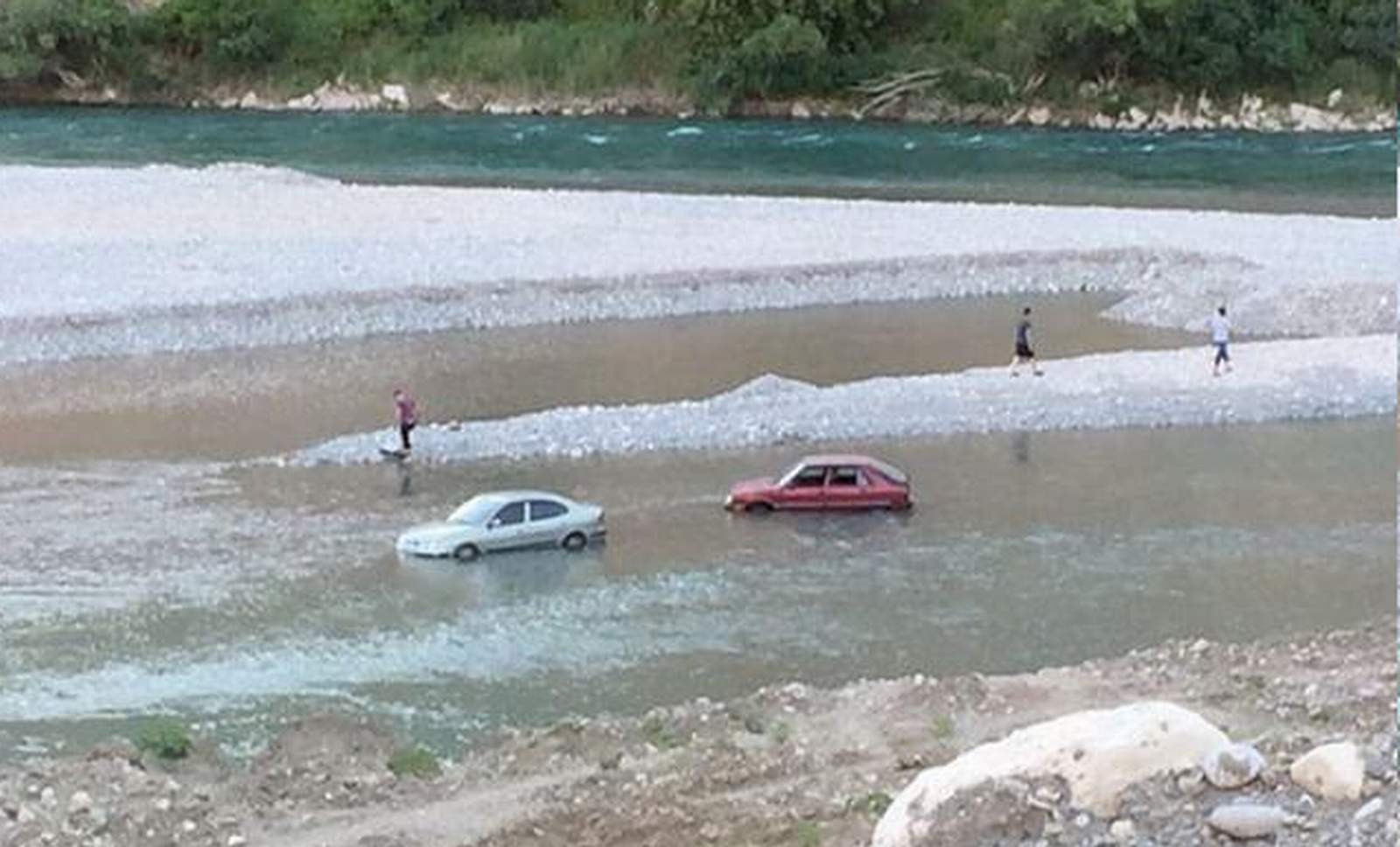 Çayda mahsur kalan vatandaşlar traktörle kurtarıldı