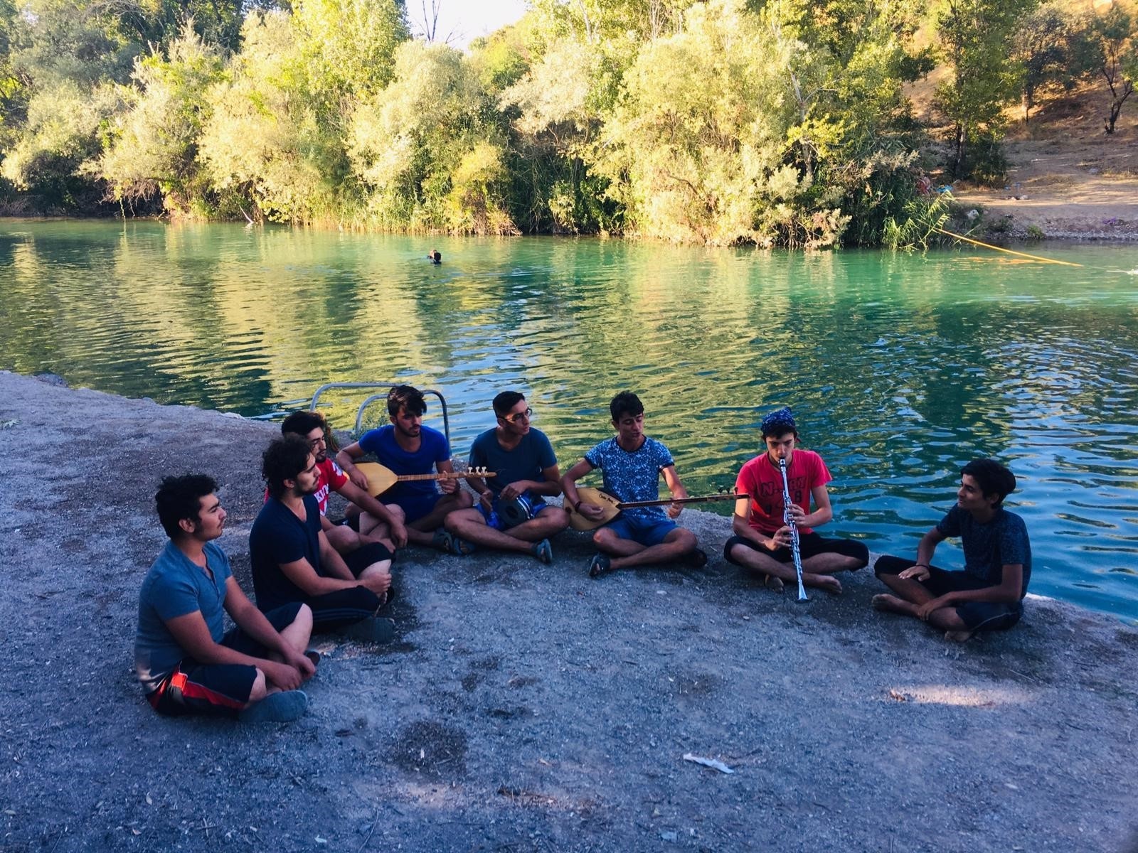 Deniz yerine göl, gitar yerine saz, Ege değil Tunceli