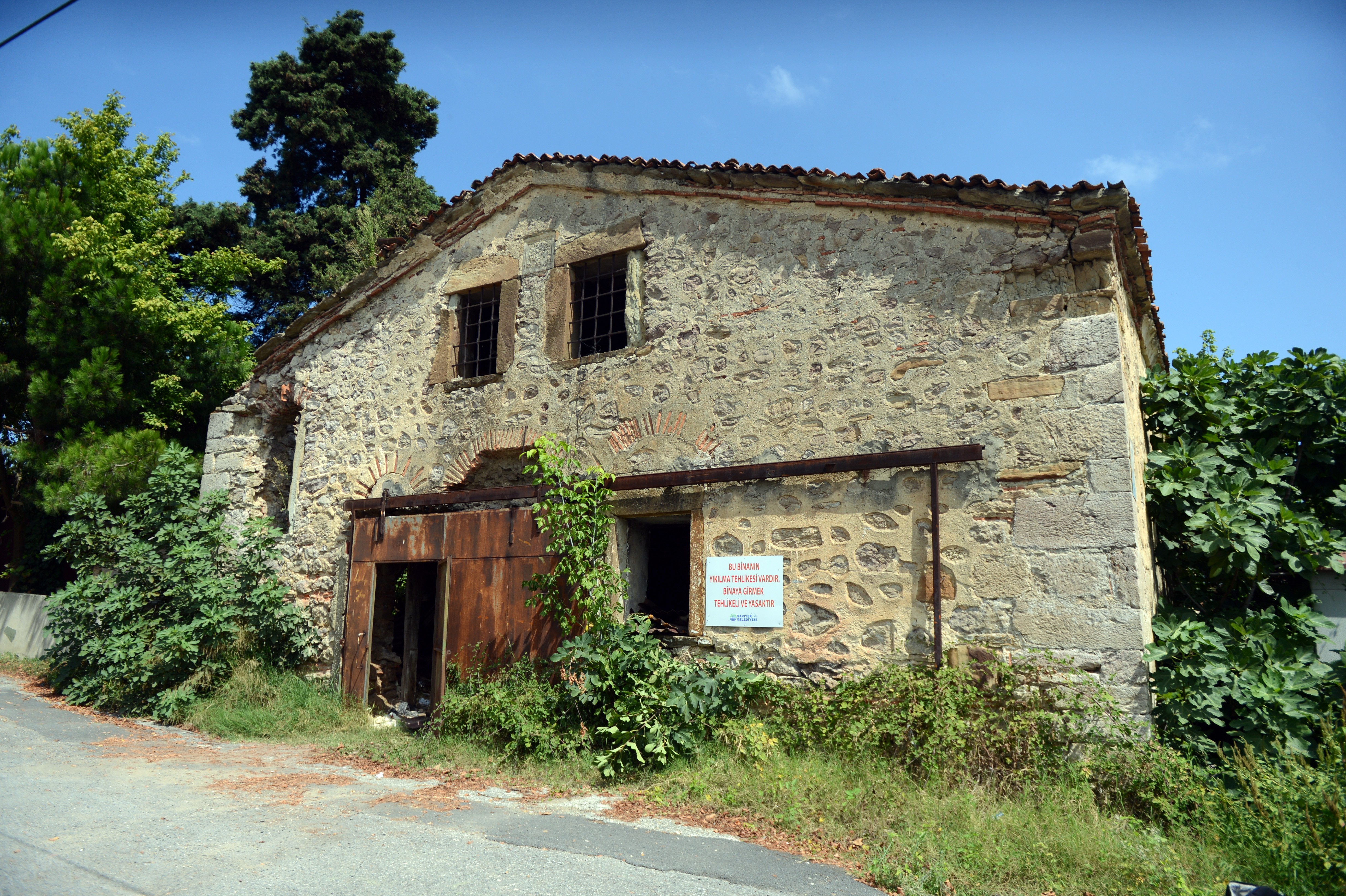 Sarıyer’de defineciler tarihi kiliseyi talan etti