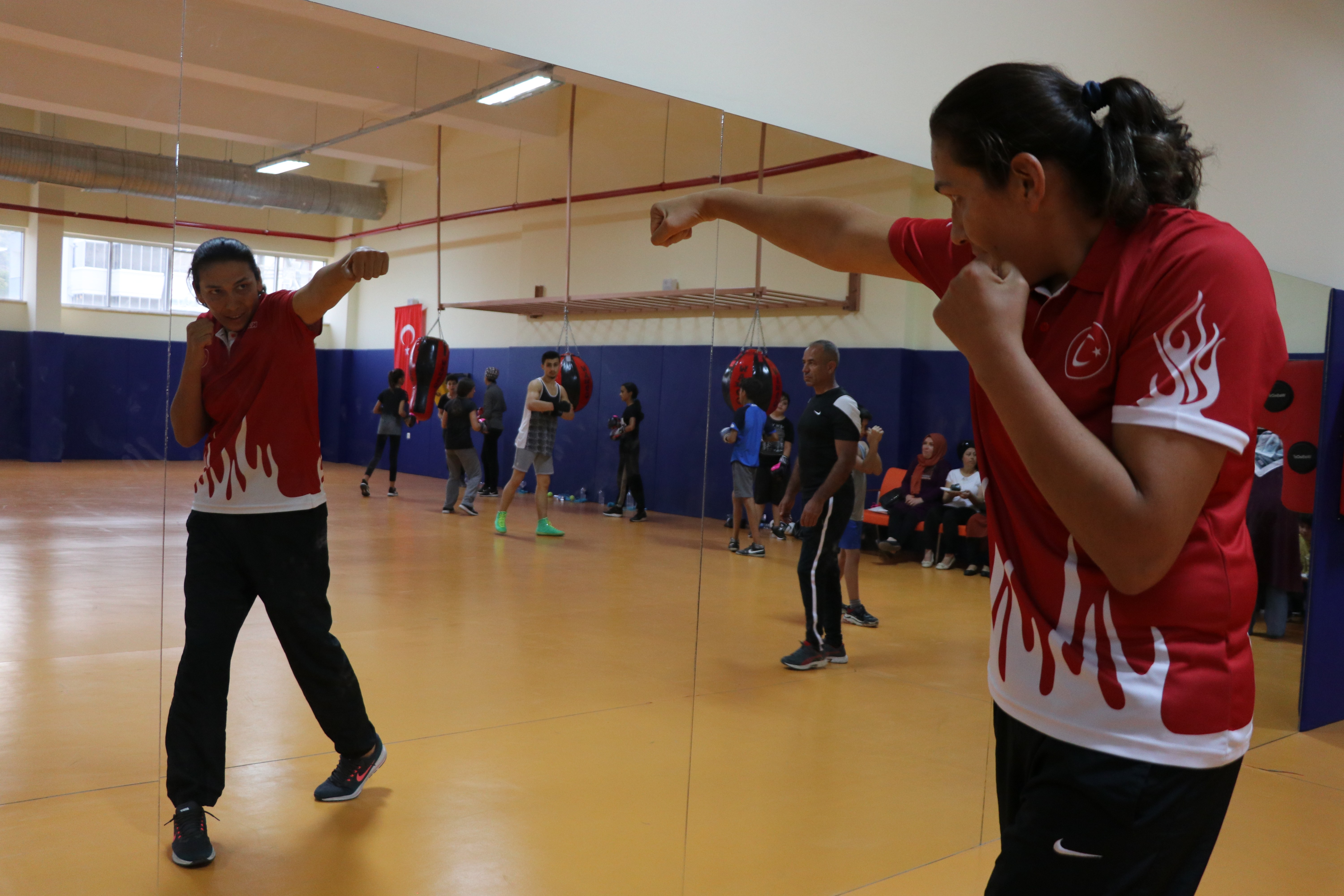 Milli boksör Elif Güneri’nin gözü zirvede