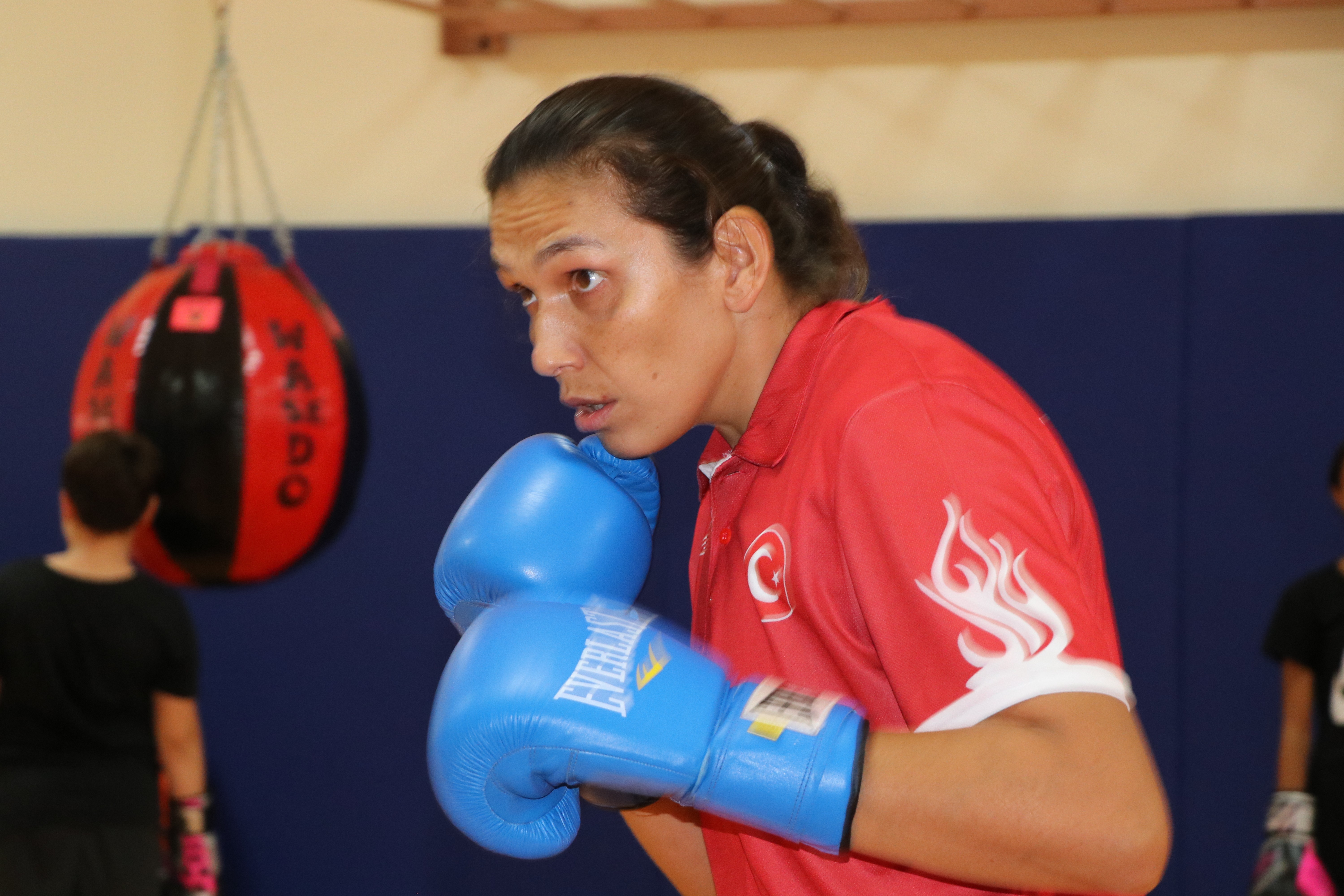 Milli boksör Elif Güneri’nin gözü zirvede