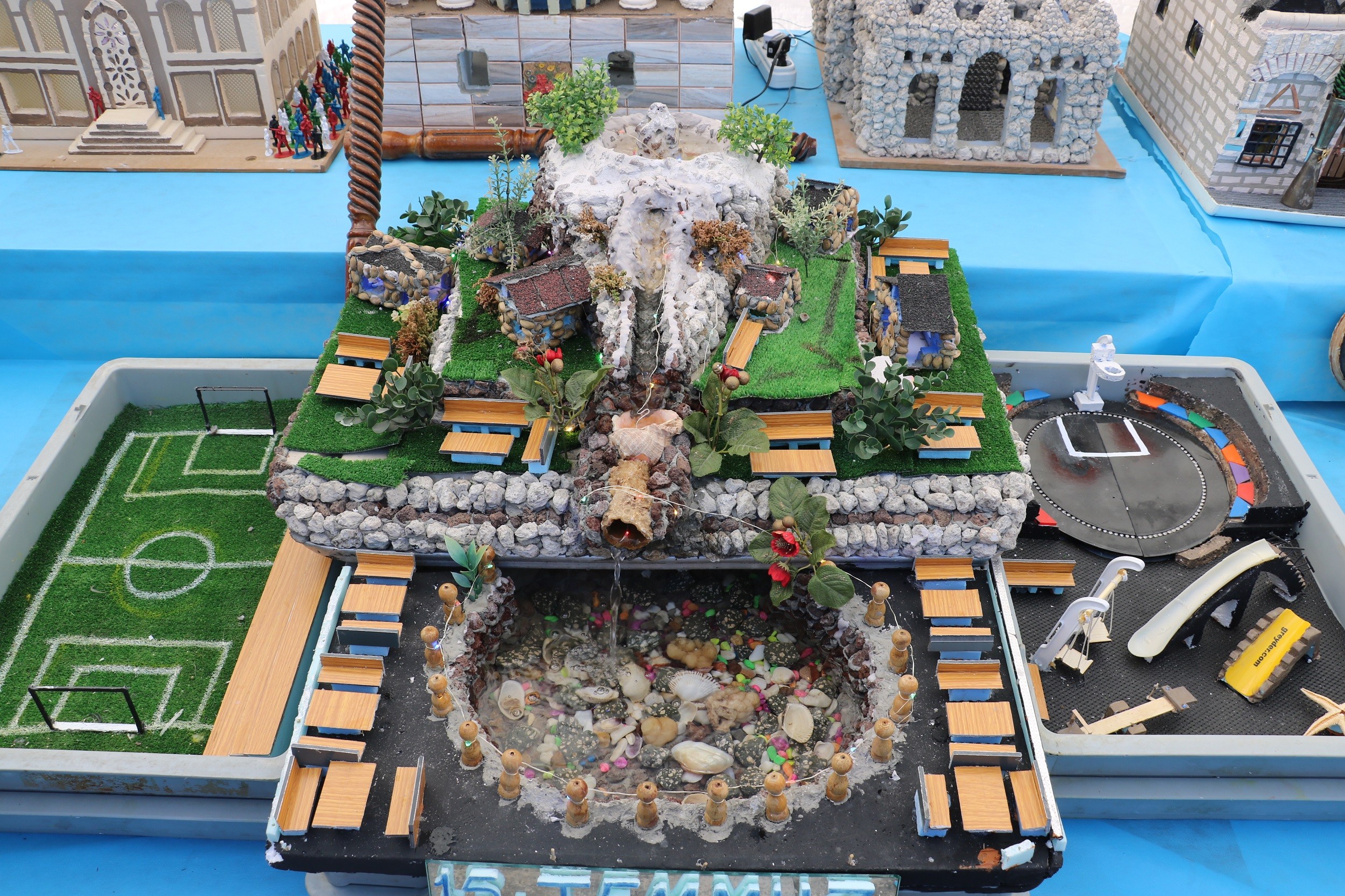 Çöpten tek tek topladıklarını, sanata dönüştürdü