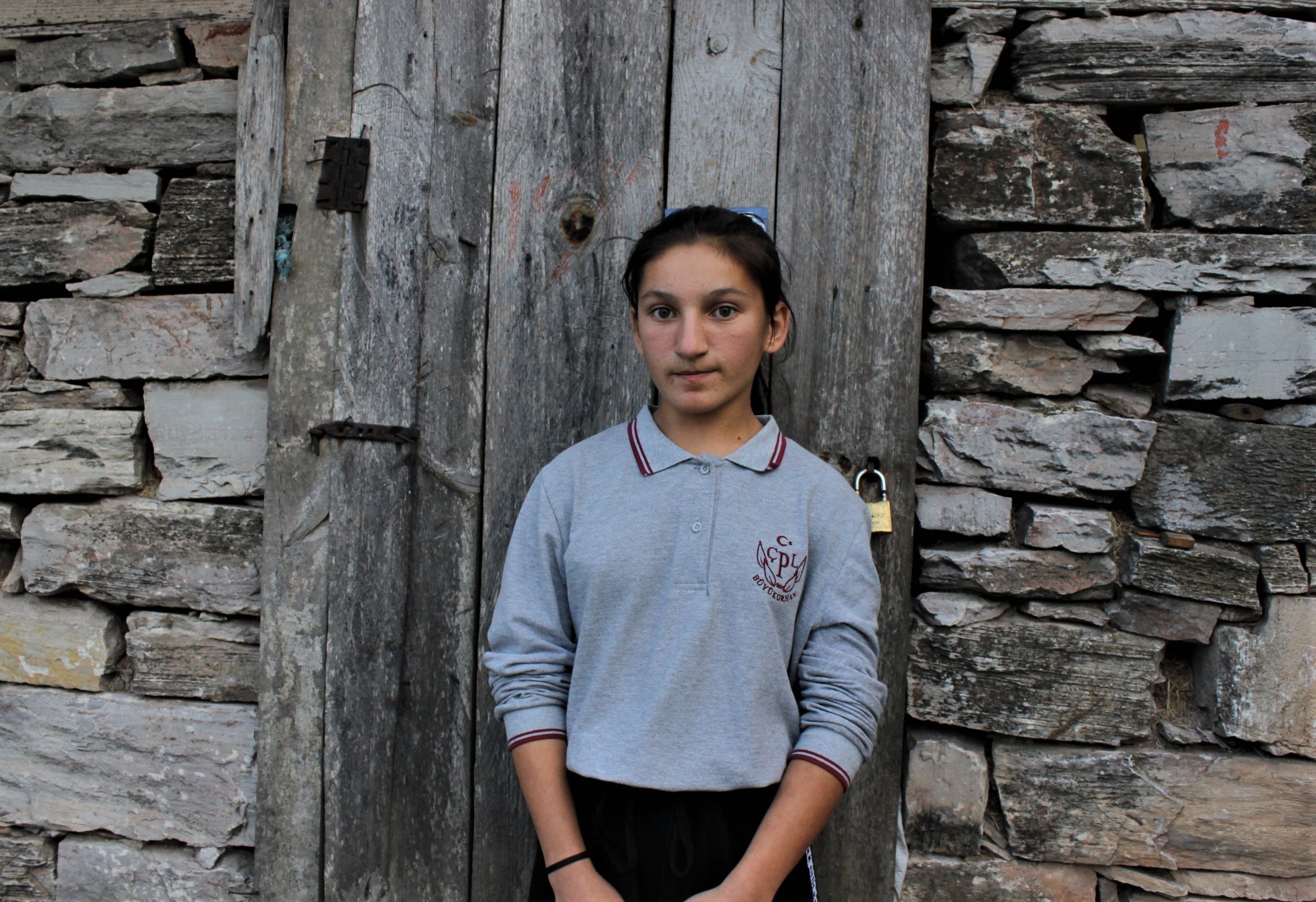 Teröristlerin Türk askerini karalamak için paylaştığı fotoğraftaki kız çocuğunu 12 yıl sonra İHA buldu