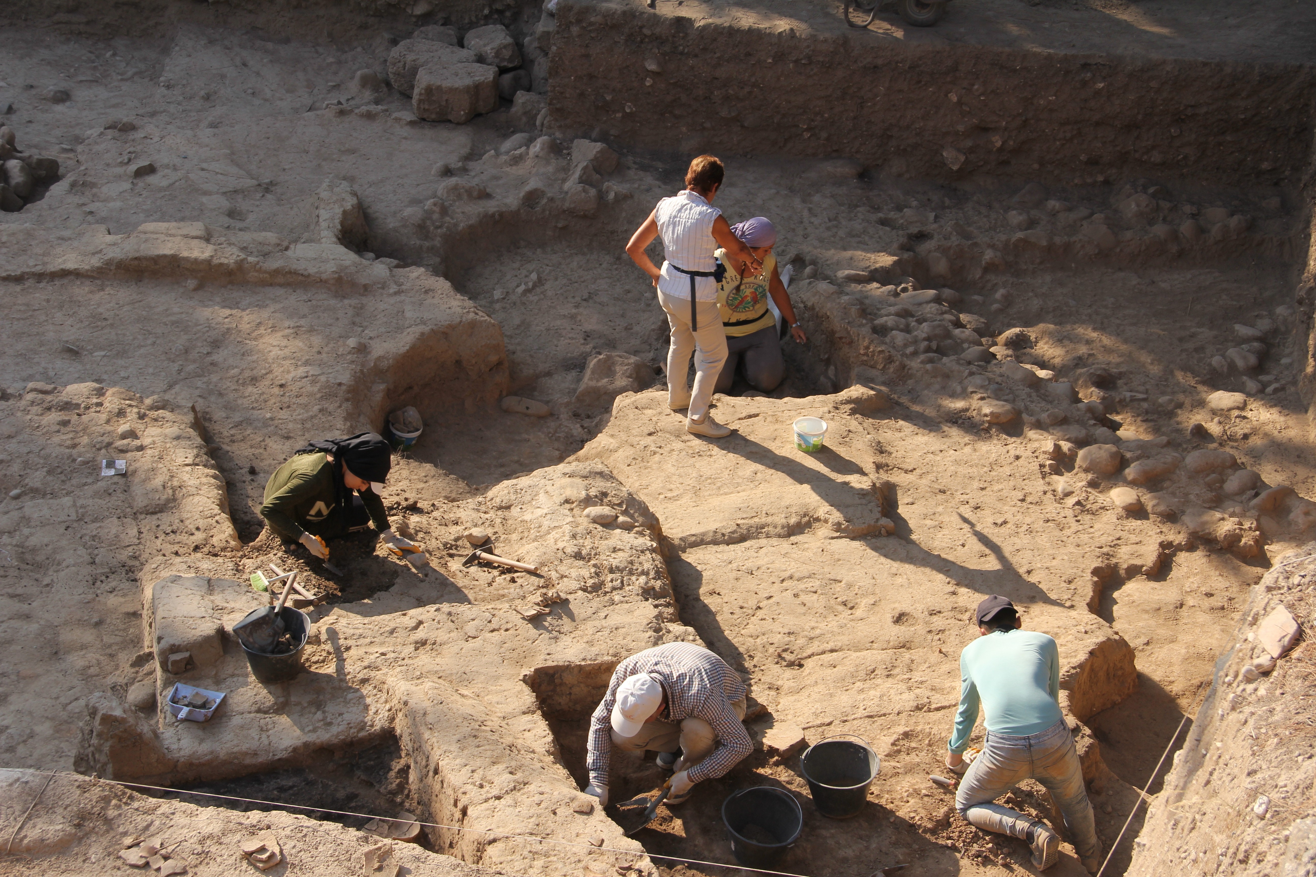 Yumuktepe’de 7 bin yıllık özel mimari kale duvarı