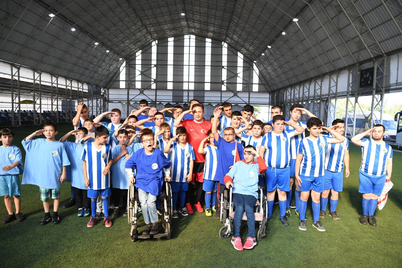 Özel çocuklar sahaya çıktı , Mehmetçiğe asker selamıyla destek verdi