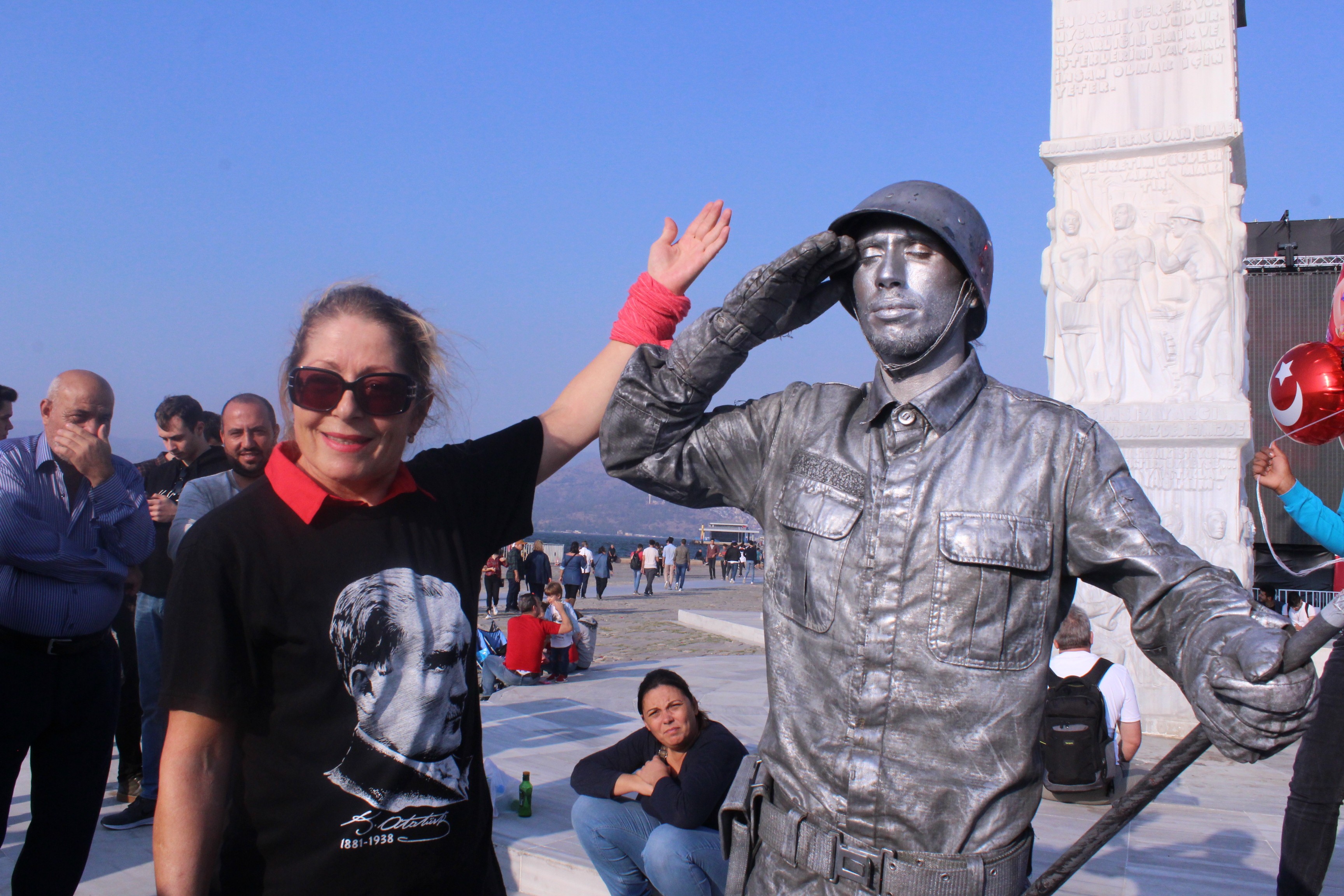 Canlı mı heykel mi şaşırdılar: Canlı heykel 22 saati geride bıraktı