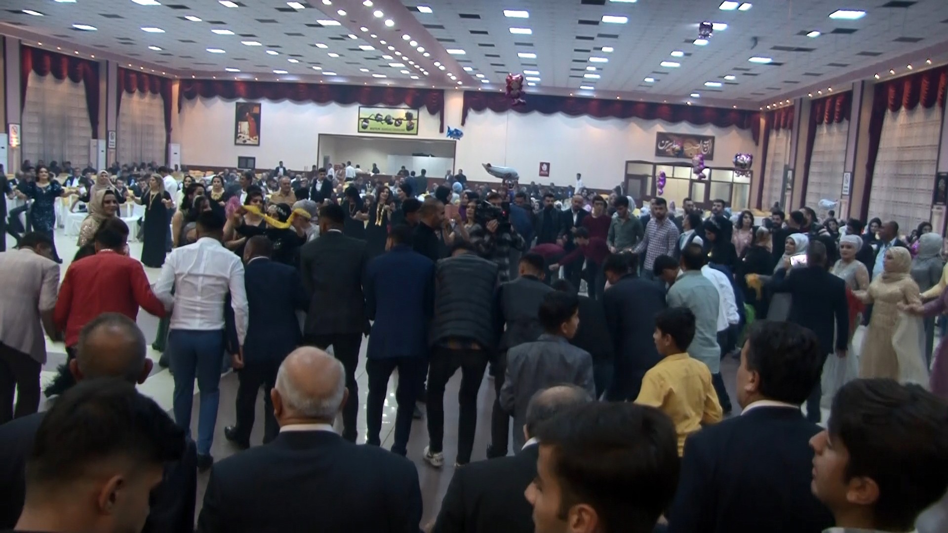 Sanatçı Ebru Yaşar kayınbiraderinin düğününde halay çekti