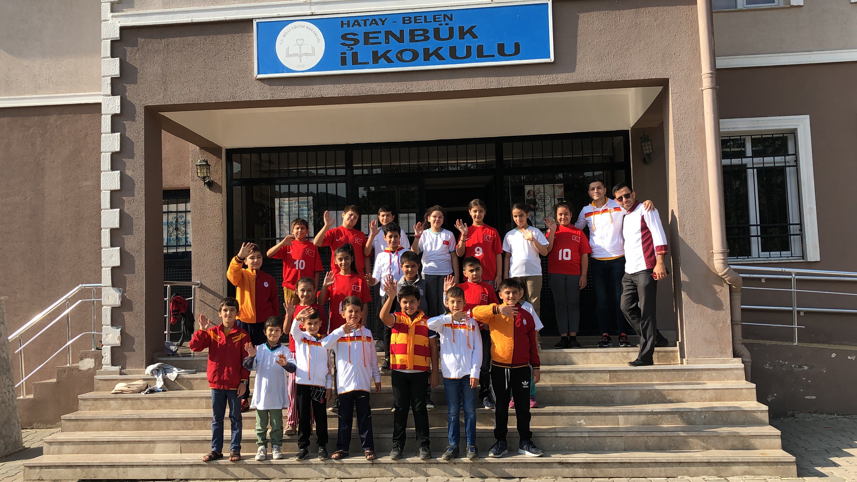 Köy okullarında okuyan öğrencilerin yüzü, Galatasaray'dan gelen spor malzemeleri ile güldü