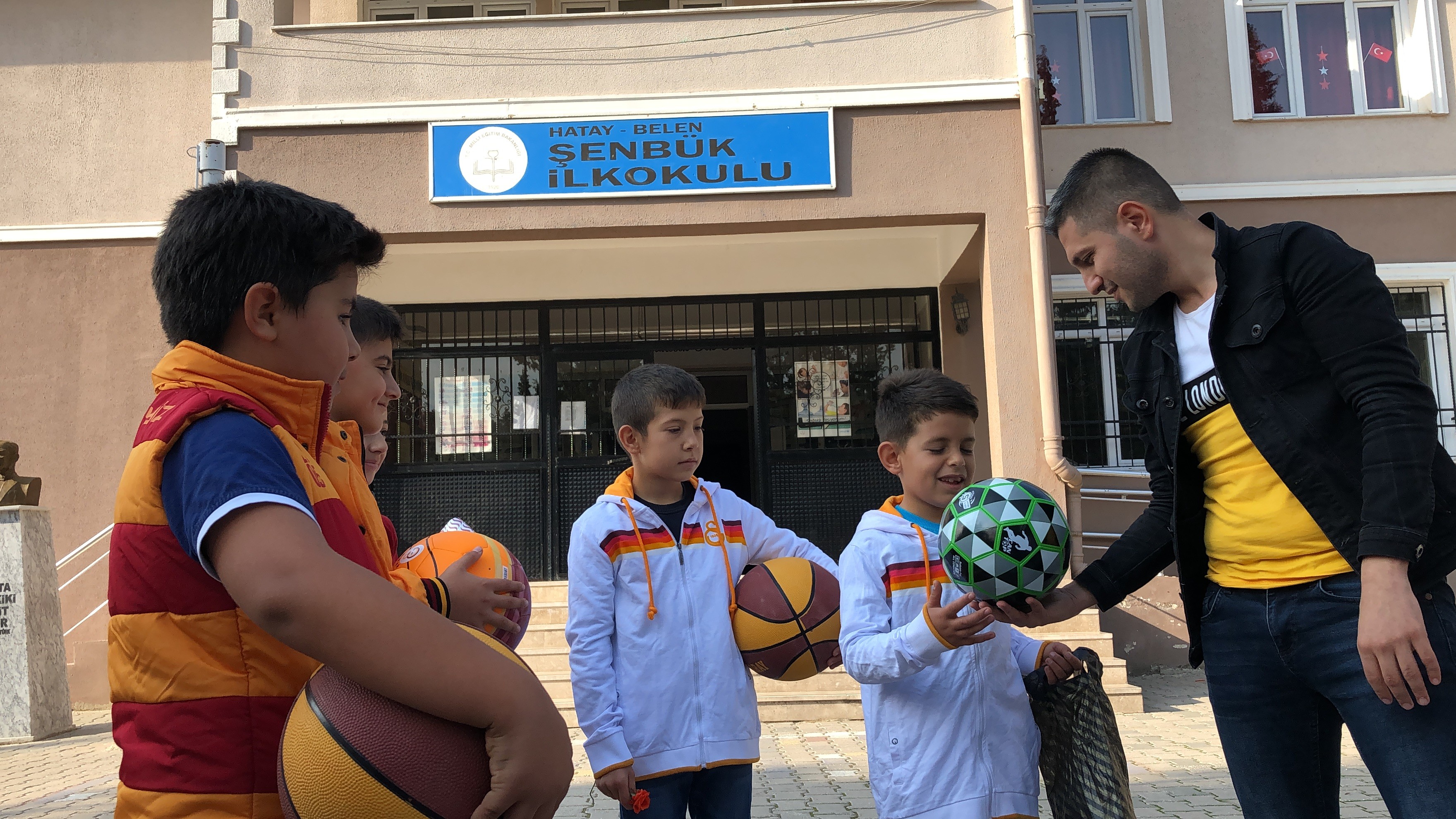 Köy okullarında okuyan öğrencilerin yüzü, Galatasaray'dan gelen spor malzemeleri ile güldü