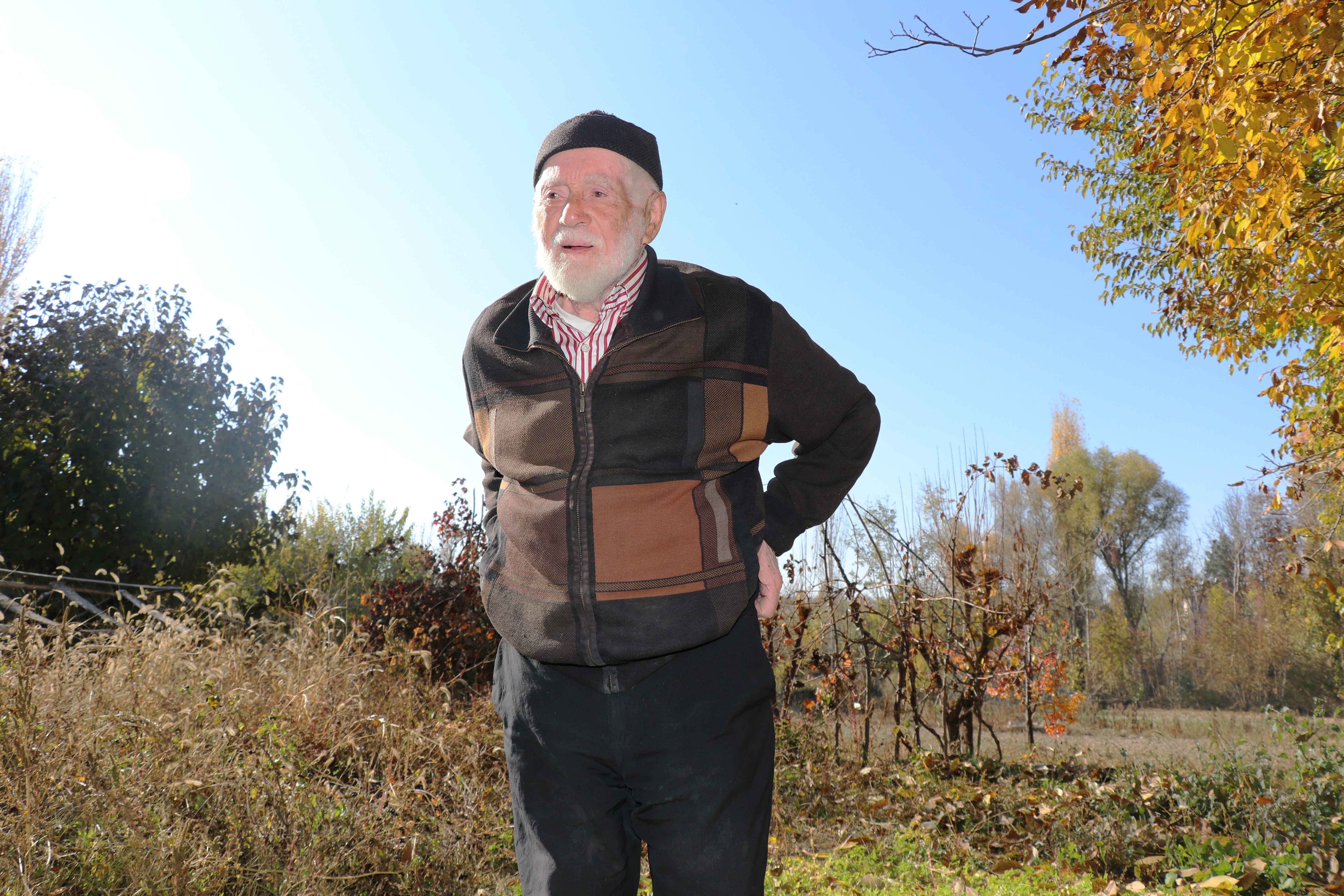 Asırlık dede gençlere taş çıkartıyor