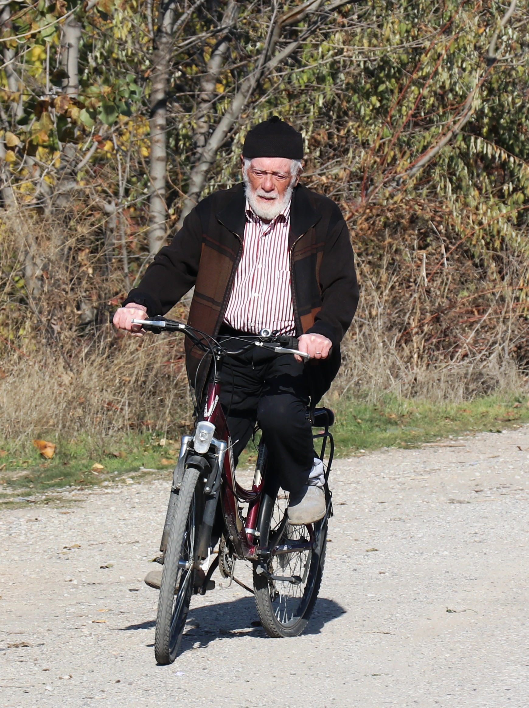 Asırlık dede gençlere taş çıkartıyor