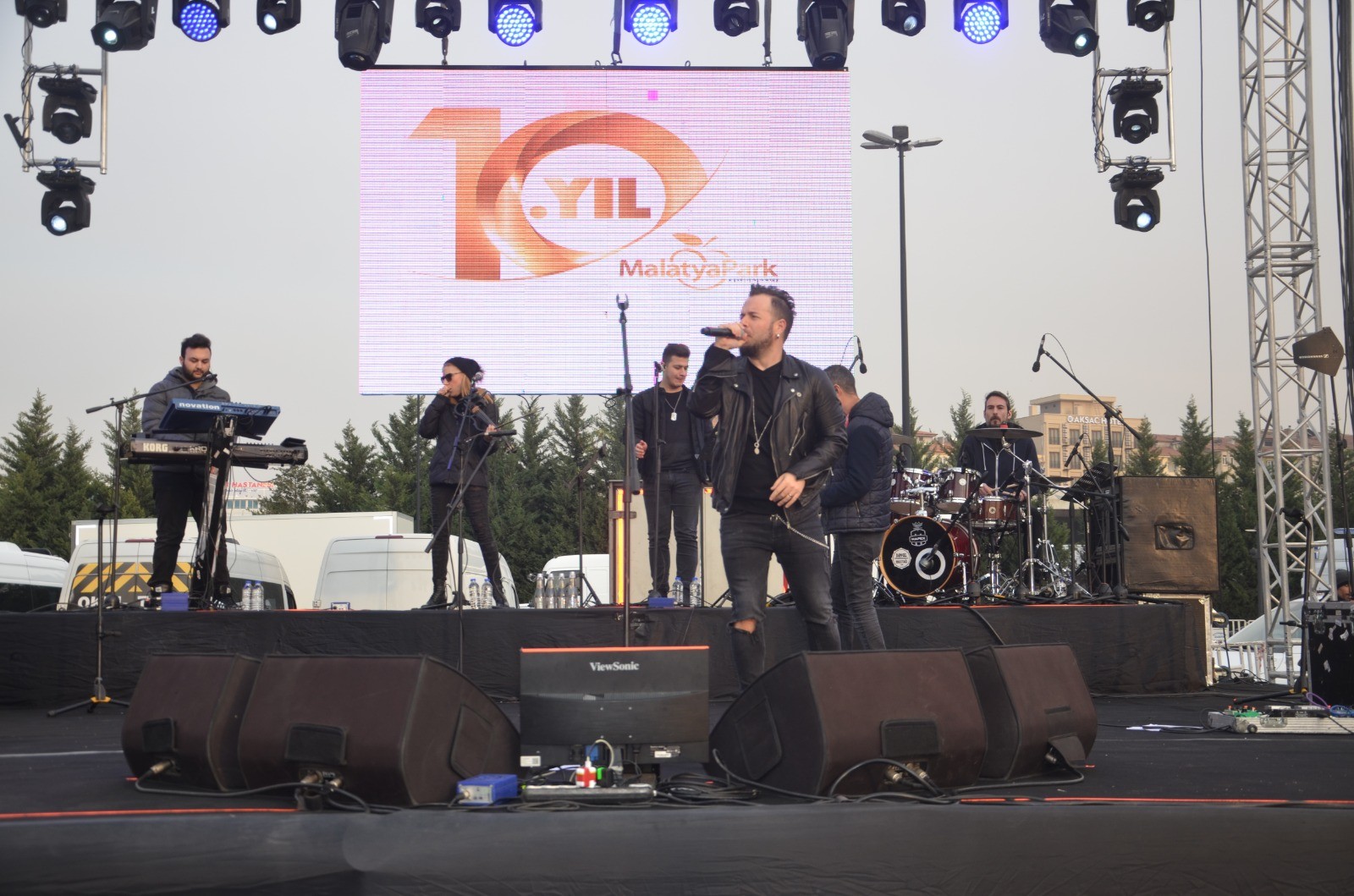 Sanatçı Emre Aydın hayranlarıyla buluştu