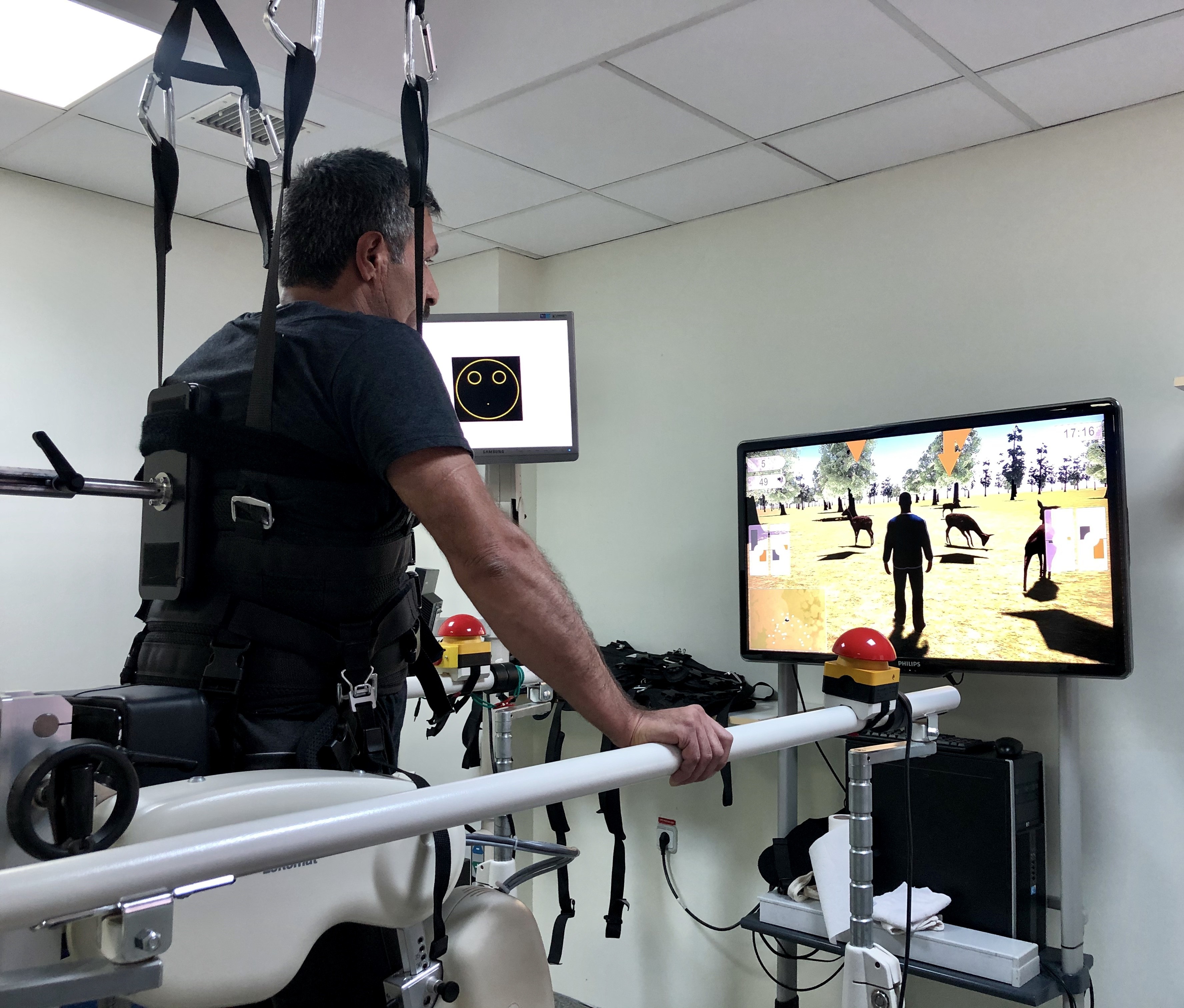 Omurilik felci geçiren terör mağduru adam robotik cihaz ile ayağa kalktı