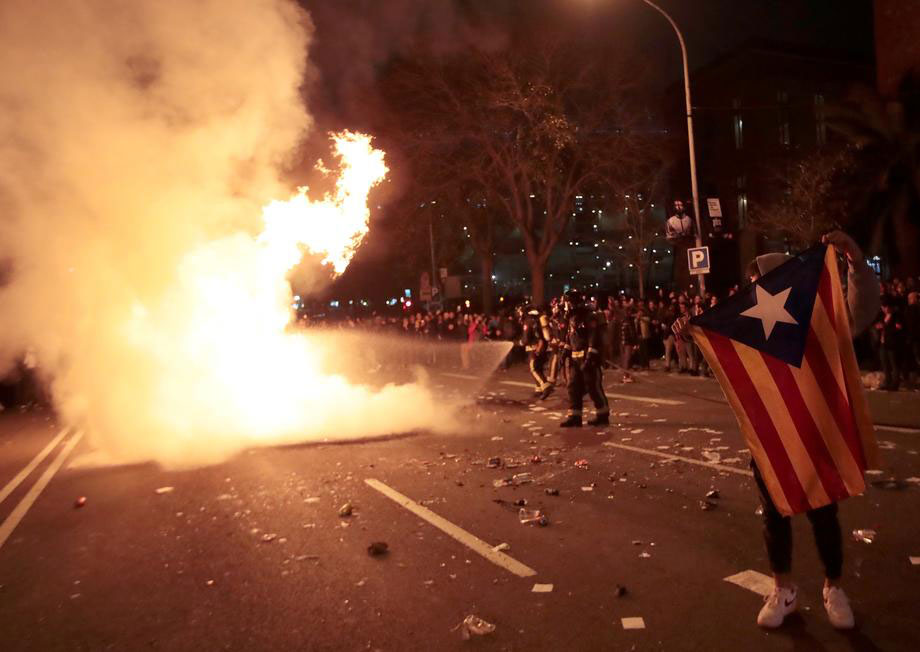 El Classico’dan önce başlayan protestolar, maçtan sonra çatışmaya döndü