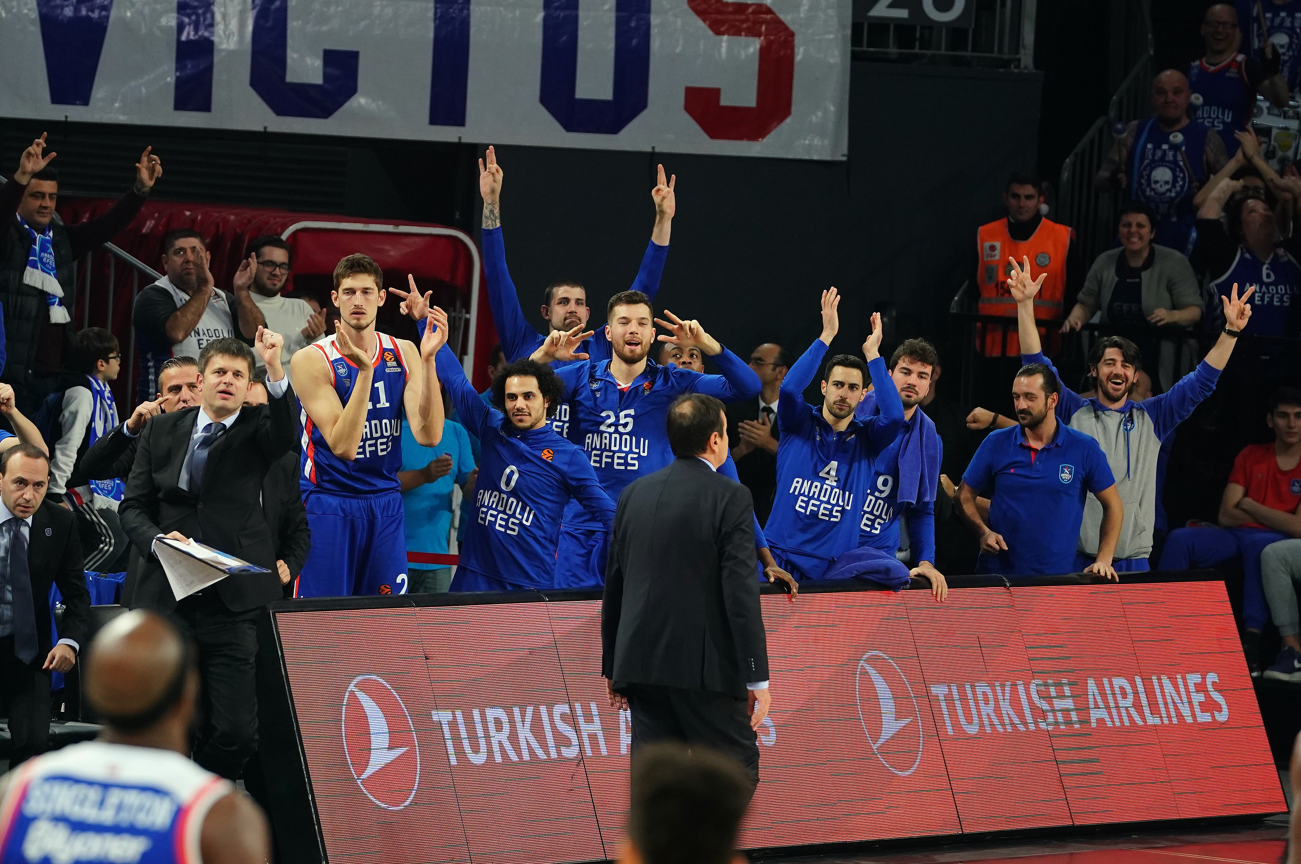 Anadolu Efes, Maccabi FOX'u farklı geçti