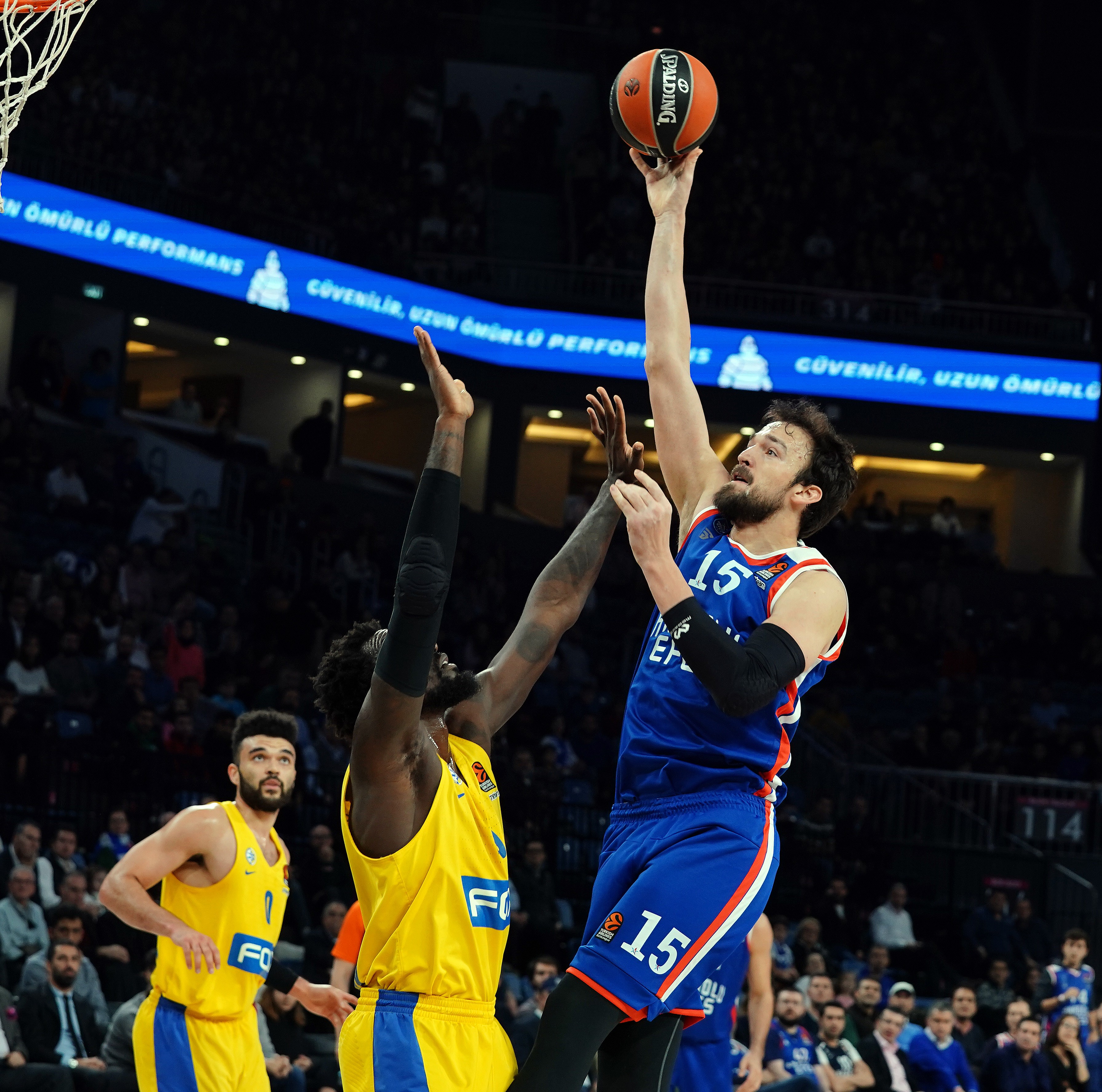 Anadolu Efes, Maccabi FOX'u farklı geçti