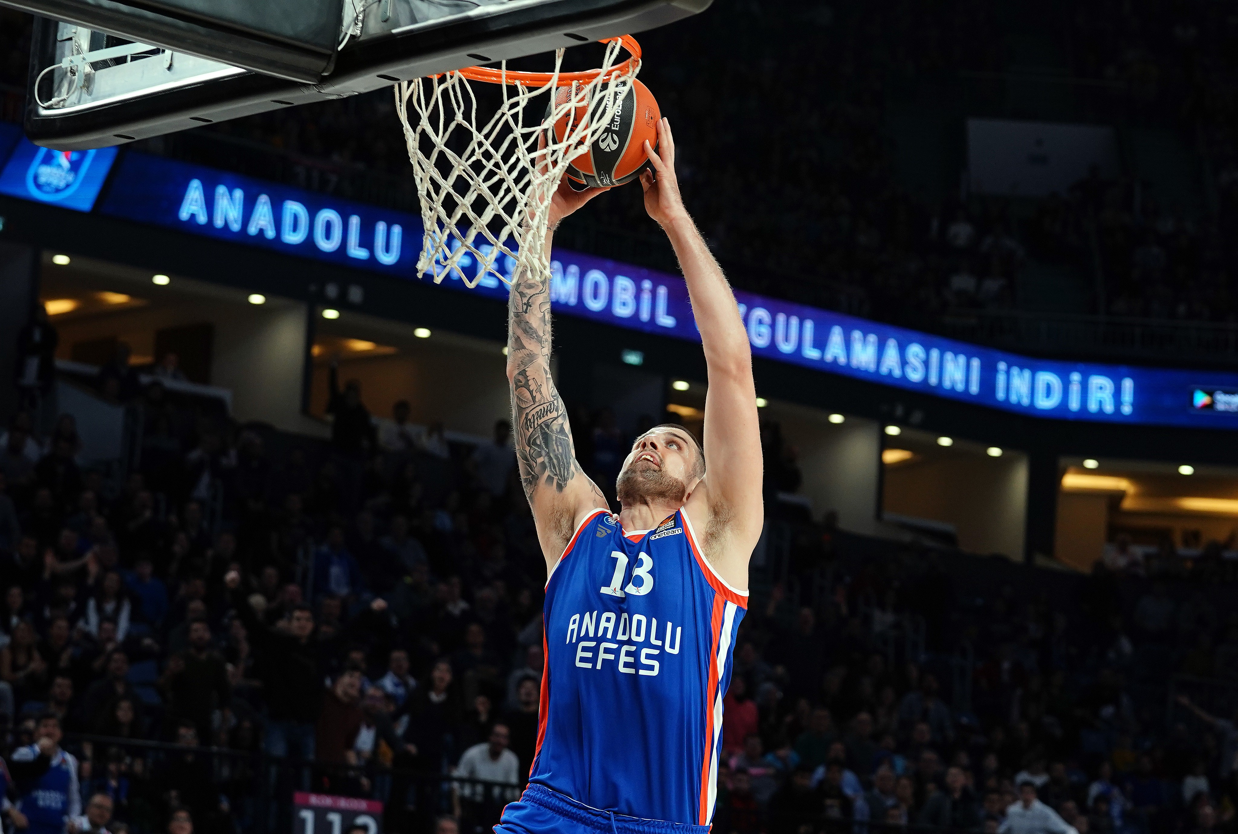 Anadolu Efes, Maccabi FOX'u farklı geçti