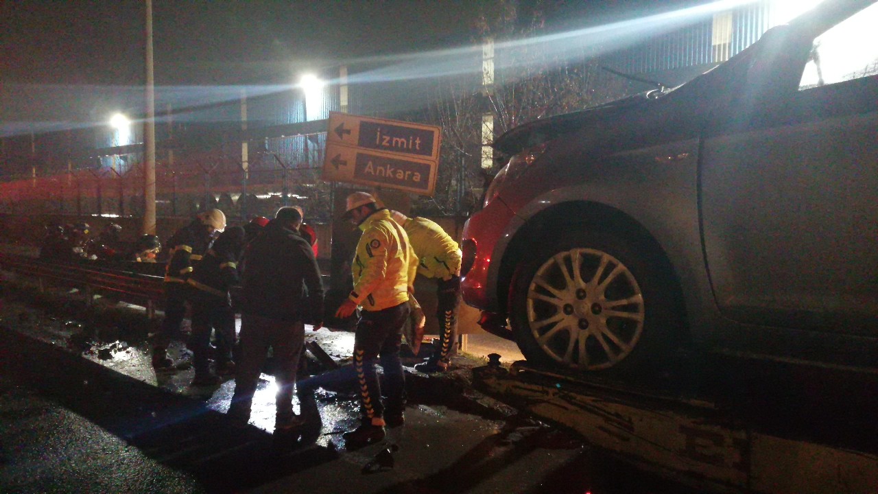 Kocaeli’de otomobil demir bariyerlere çarptı: 1 ağır yaralı