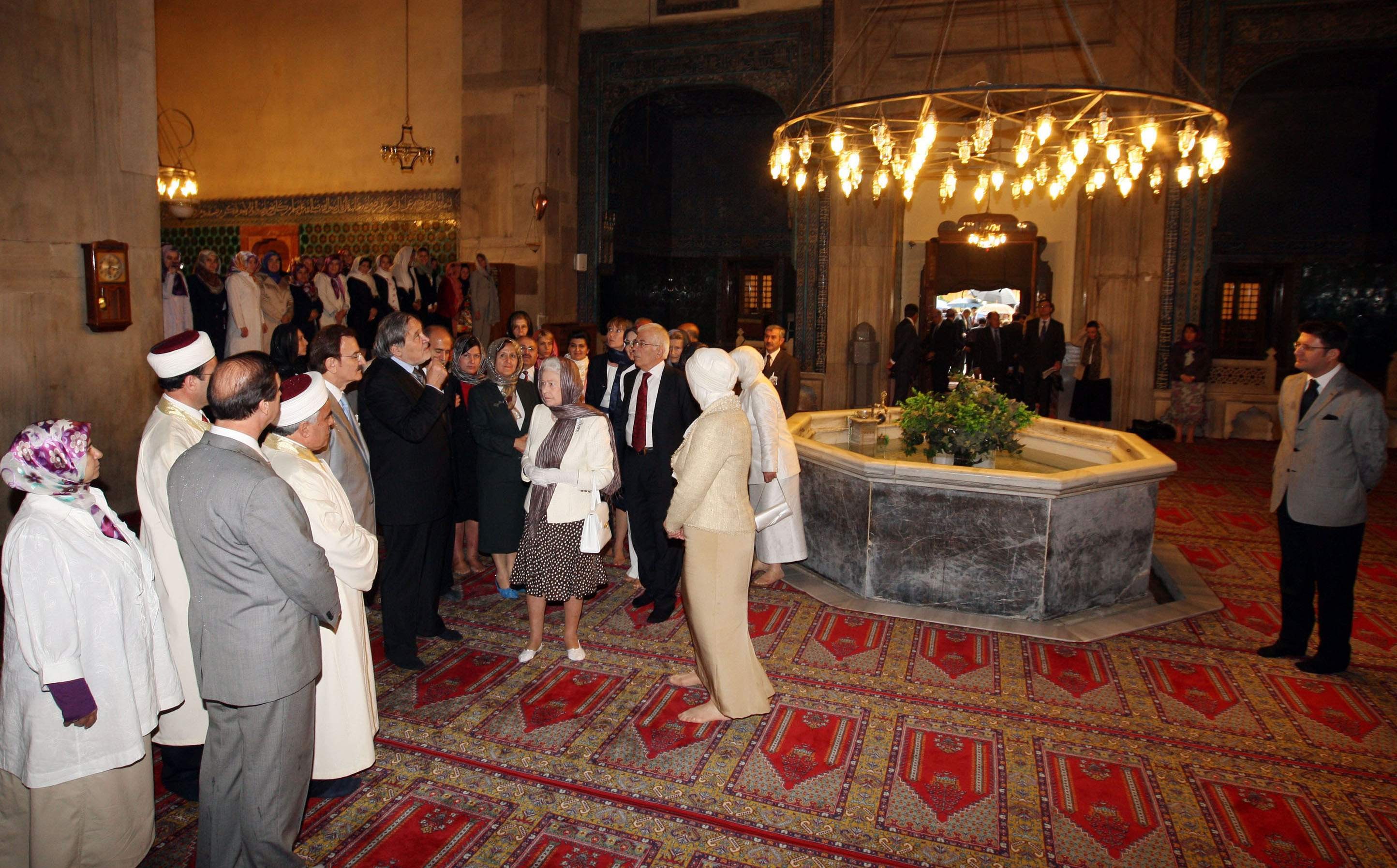 Ortaylı'nın, Kraliçe’nin Yeşil Cami ziyaretindeki Kur'an tilaveti eleştirisine Prof. Ay’dan cevap