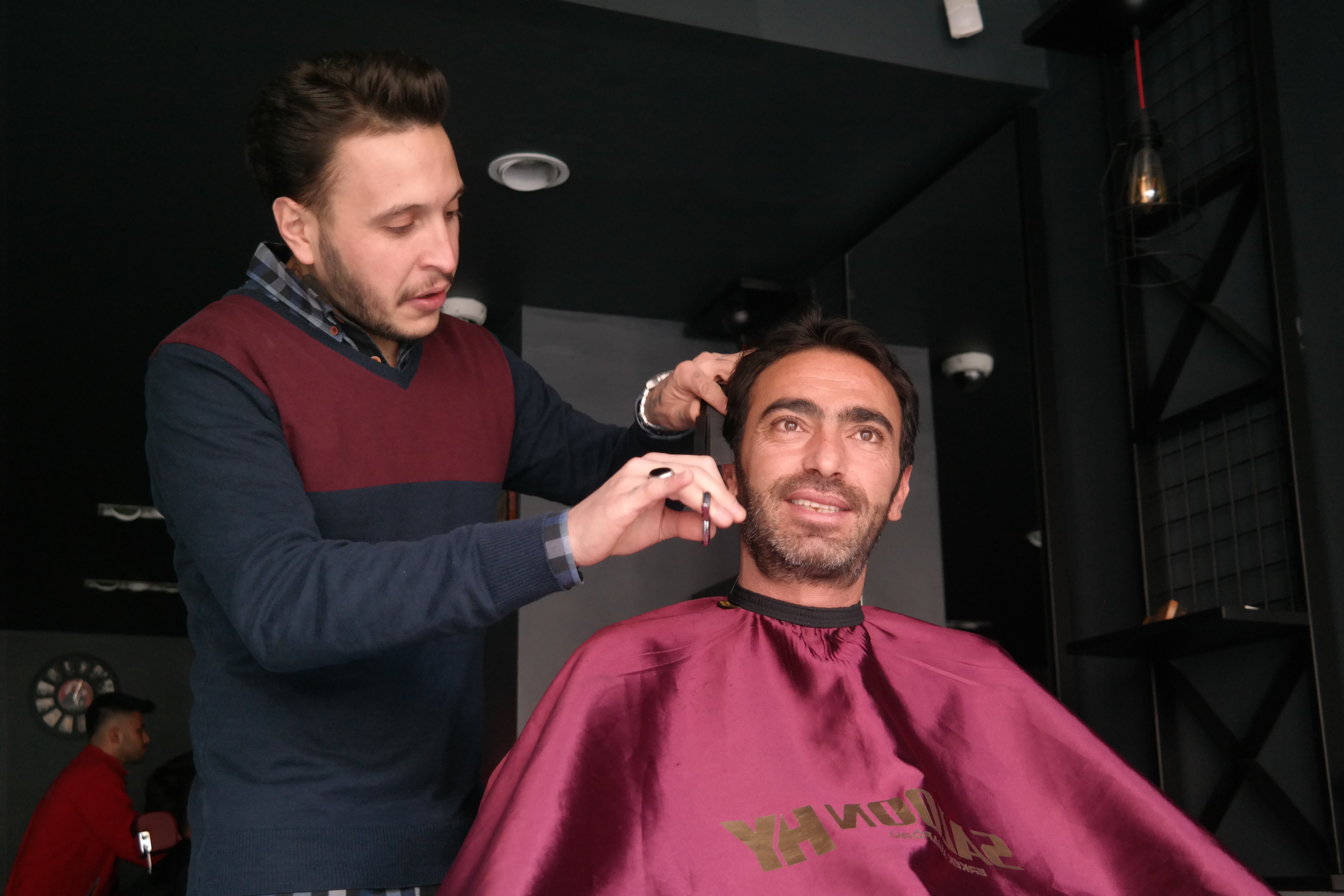 Eski çırak, ustasını tıraş etti