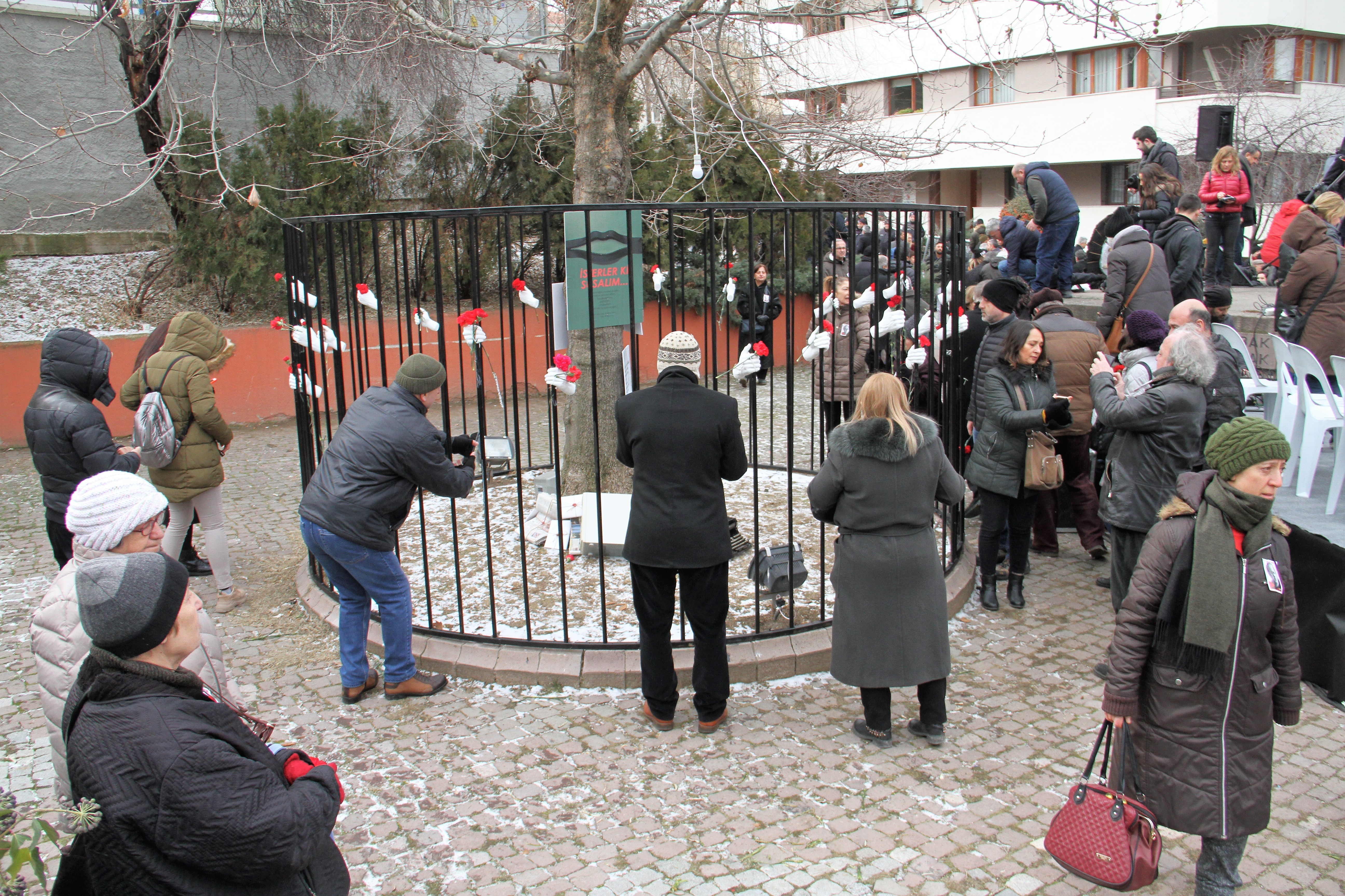 Uğur Mumcu ölümünün 27. yılında evinin önünde anıldı