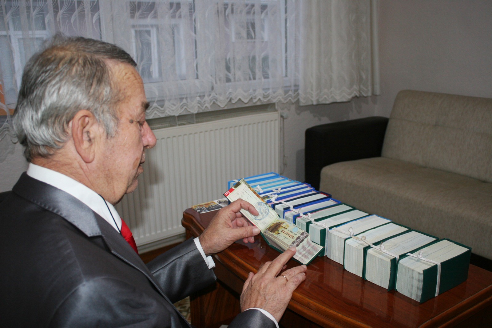 38 yıldır aldığı hiç ikramiye çıkmayan 7 bin piyango biletini biriktirdi