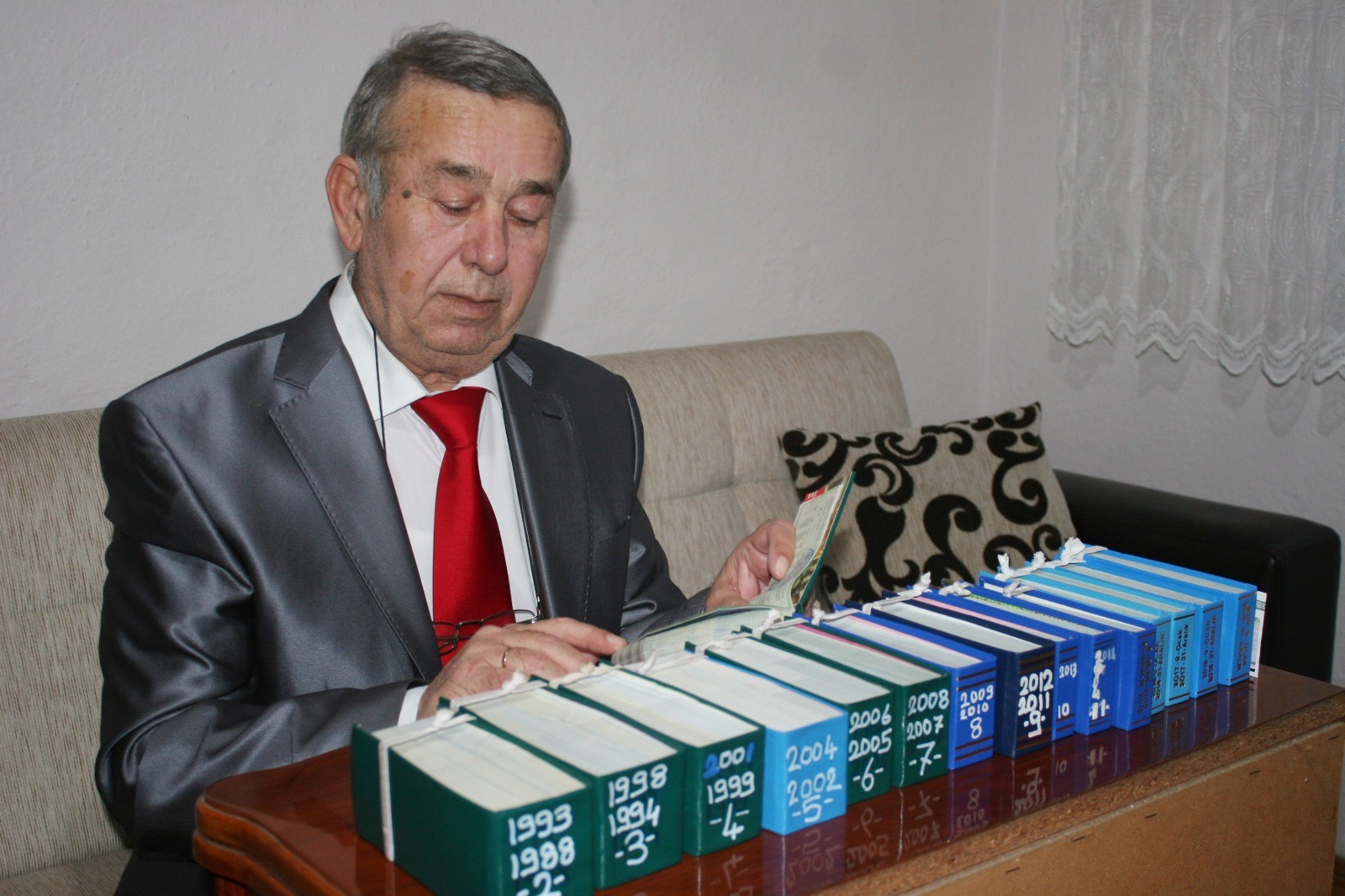 38 yıldır aldığı hiç ikramiye çıkmayan 7 bin piyango biletini biriktirdi