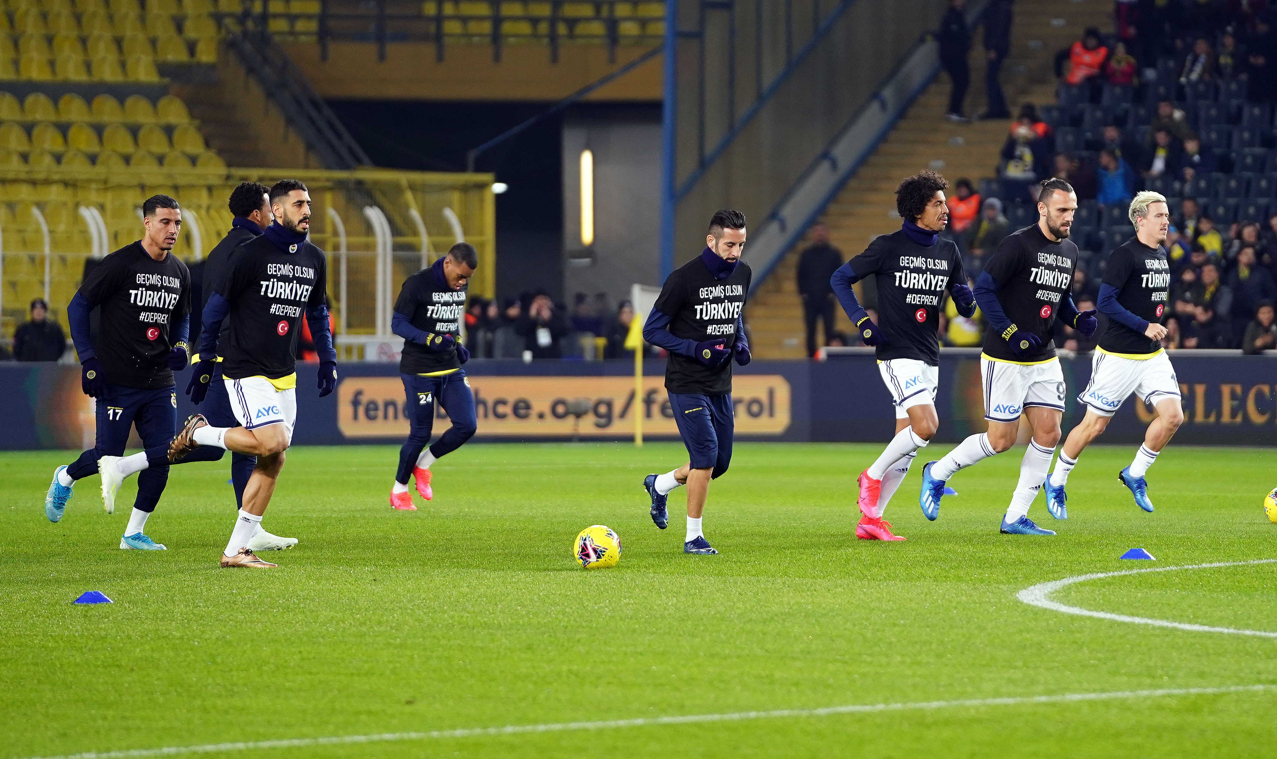 Fenerbahçeli futbolcular, ‘Depremi’ unutmadı