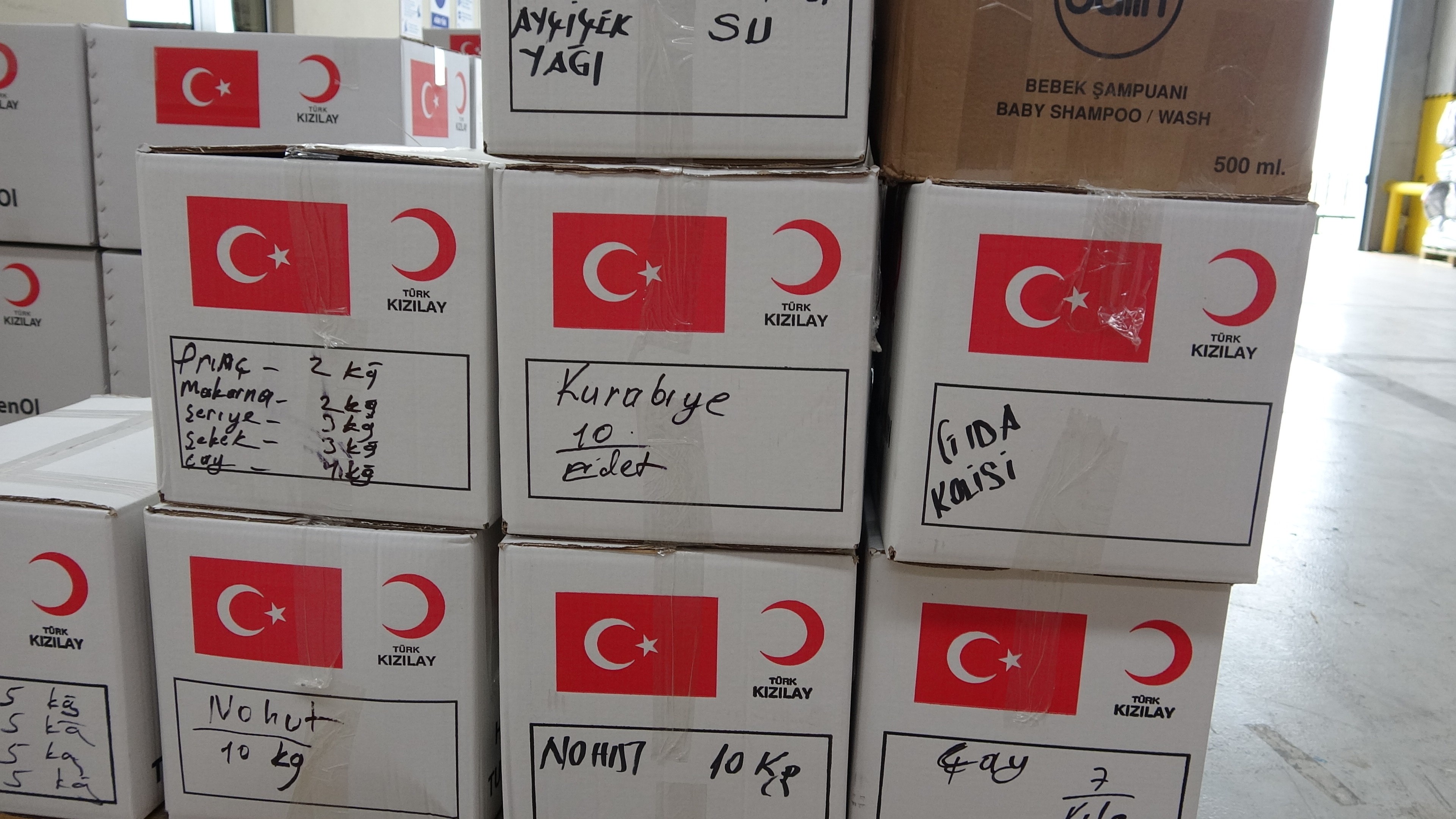 Türk Kızılayı’na, deprem bölgesine götürülmesi için yardım yağdı