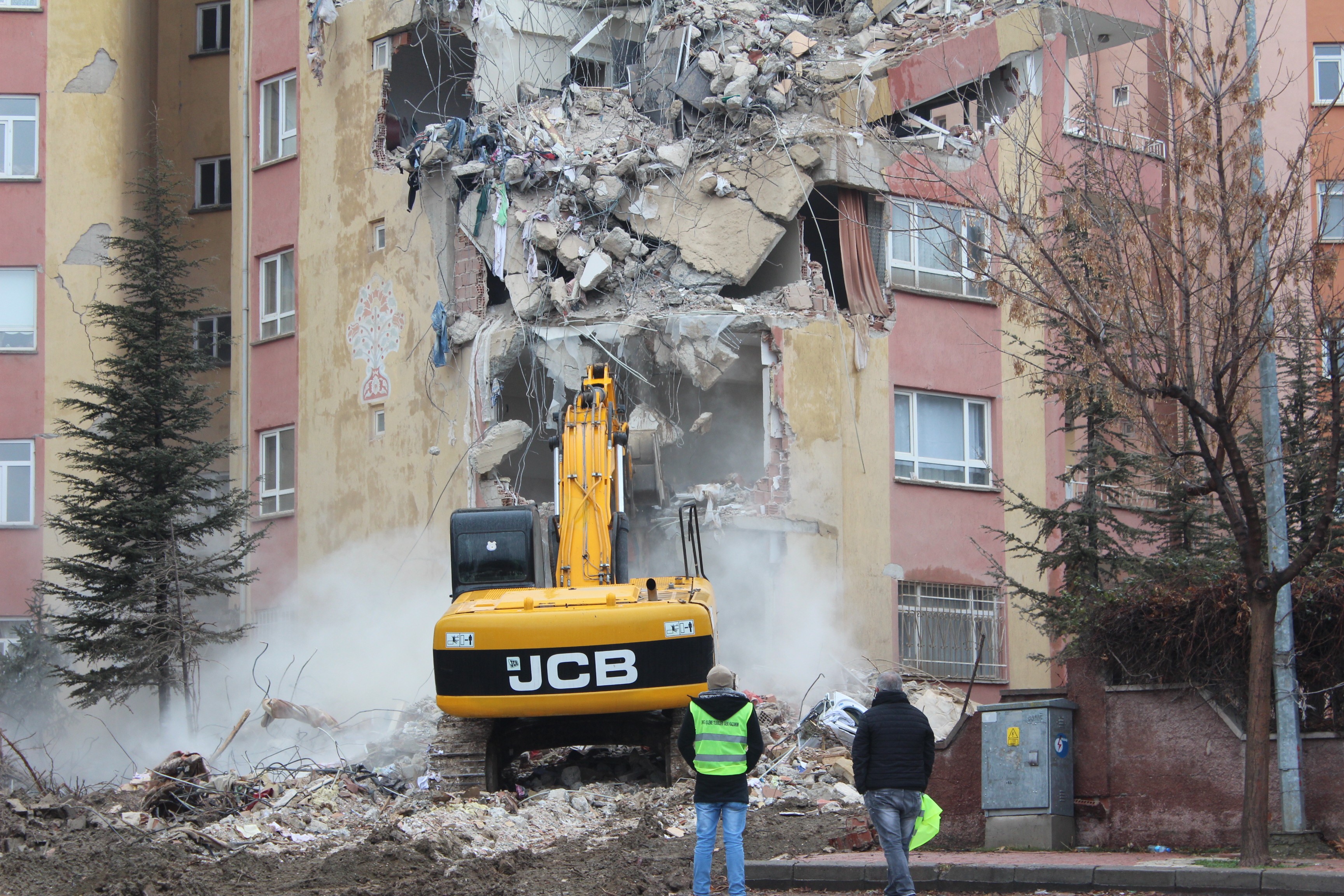 Depremde hasar gören 3 bloklu sitenin yıkımı başladı