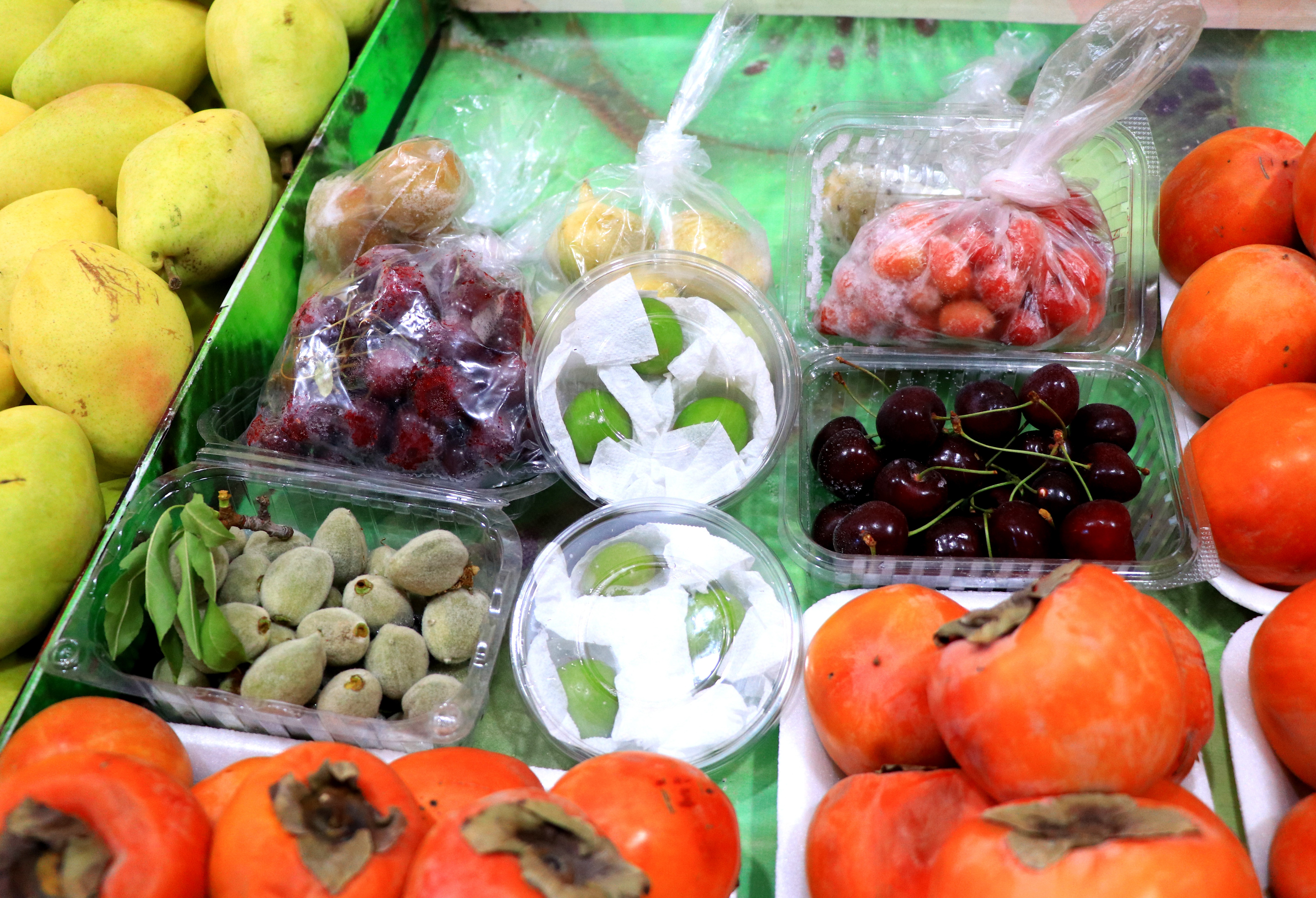 Aşeren kadınların eşleri soluğu bu manavda alıyor