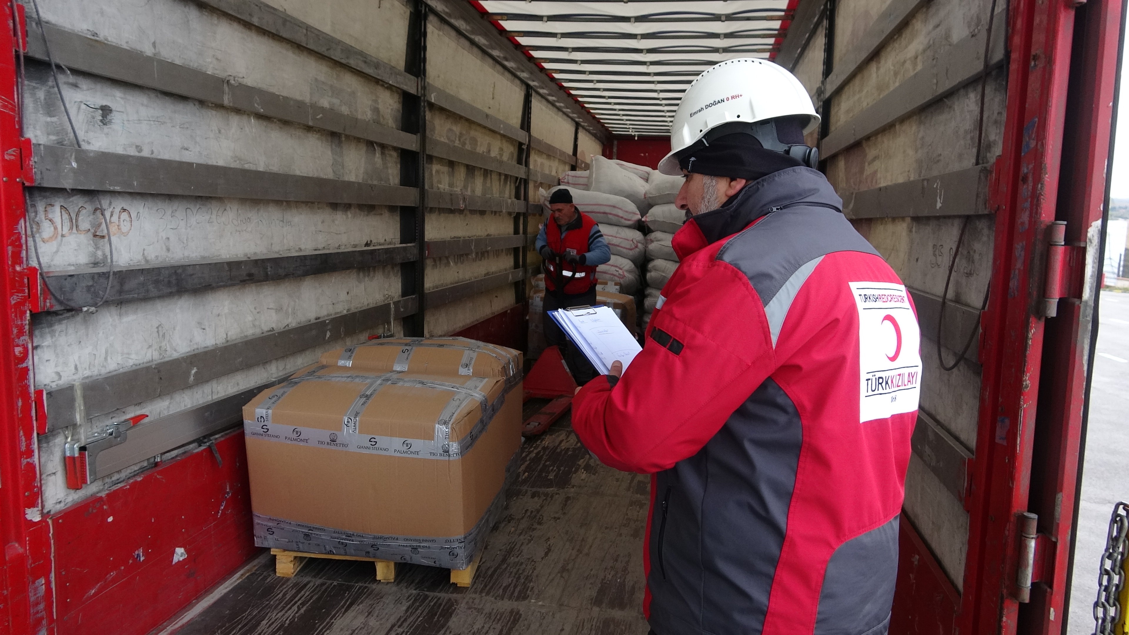 Türk Kızılayı’na, deprem bölgesine götürülmesi için yardım yağdı