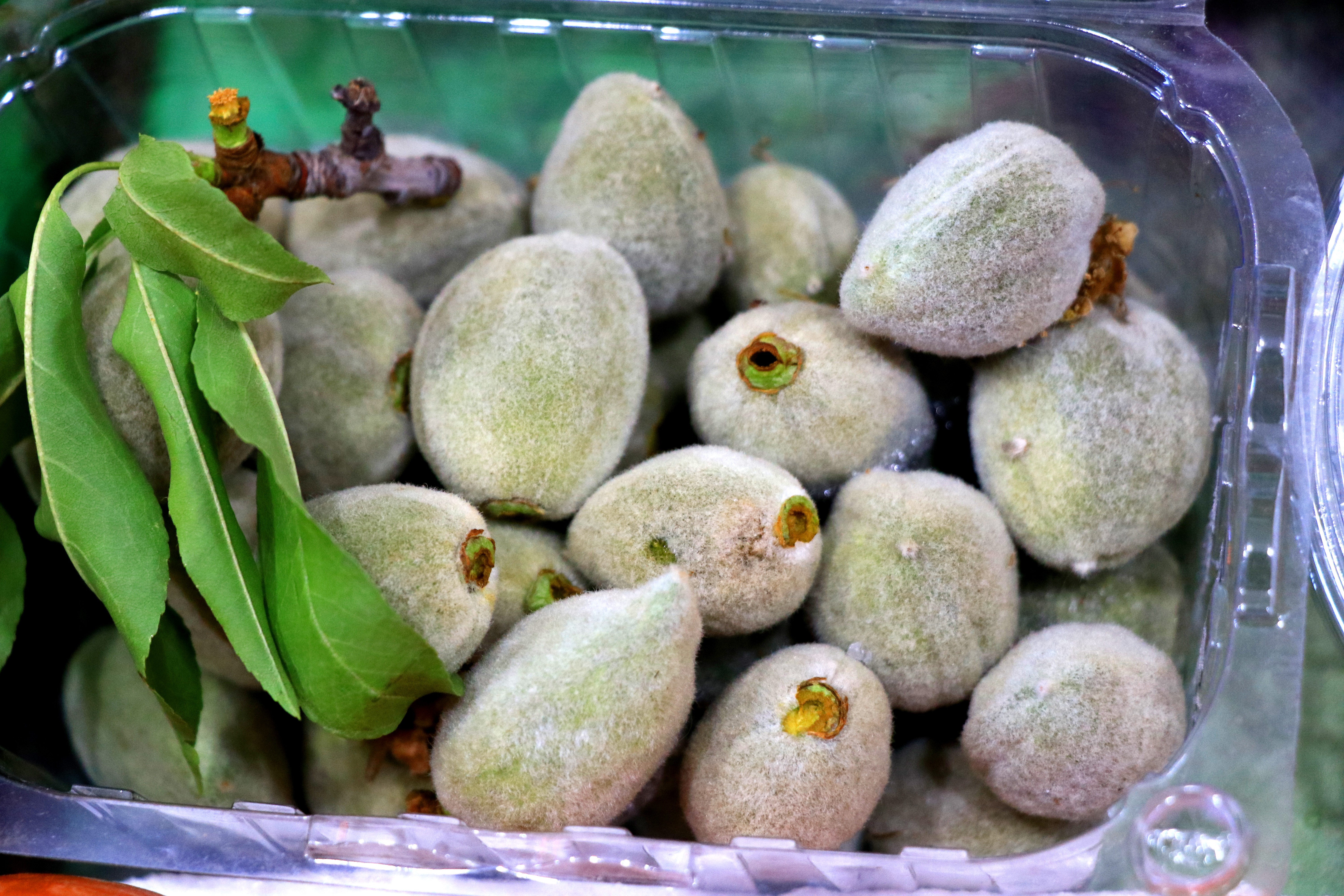 Aşeren kadınların eşleri soluğu bu manavda alıyor