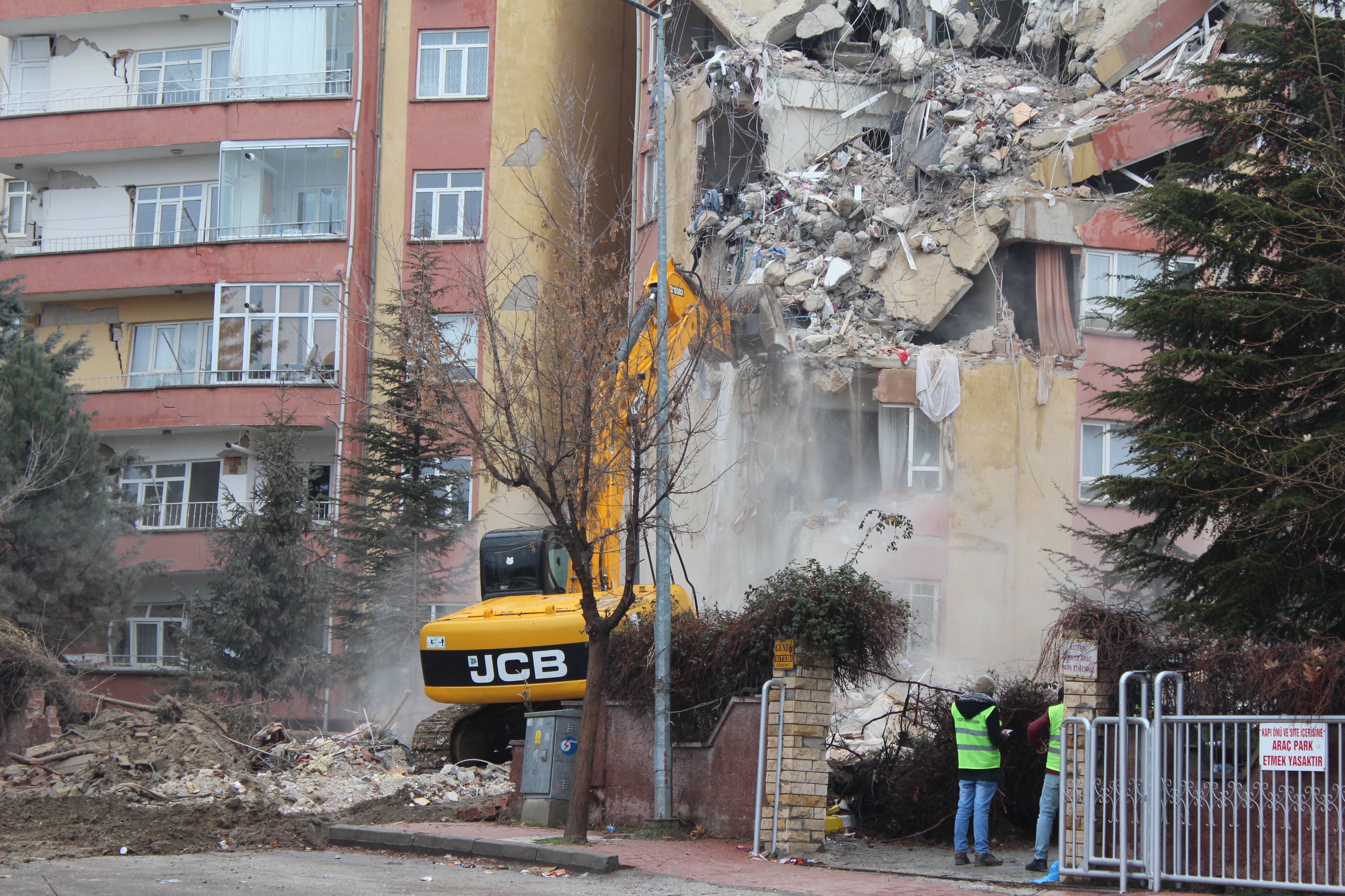 Depremde hasar gören 3 bloklu sitenin yıkımı başladı