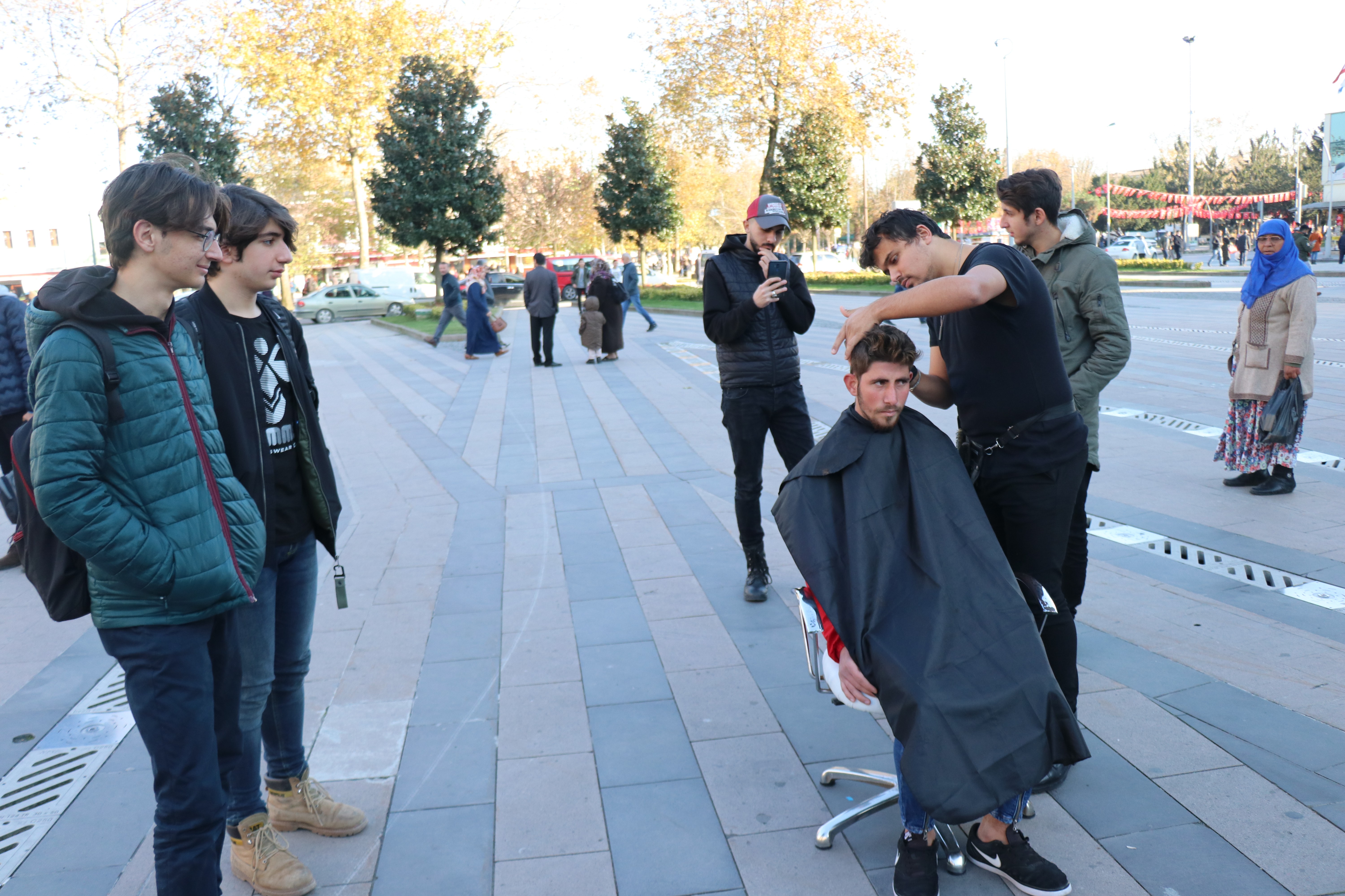 Sokaklarda yaptığı tıraşlarla çevredekilerin ilgi odağı oldu