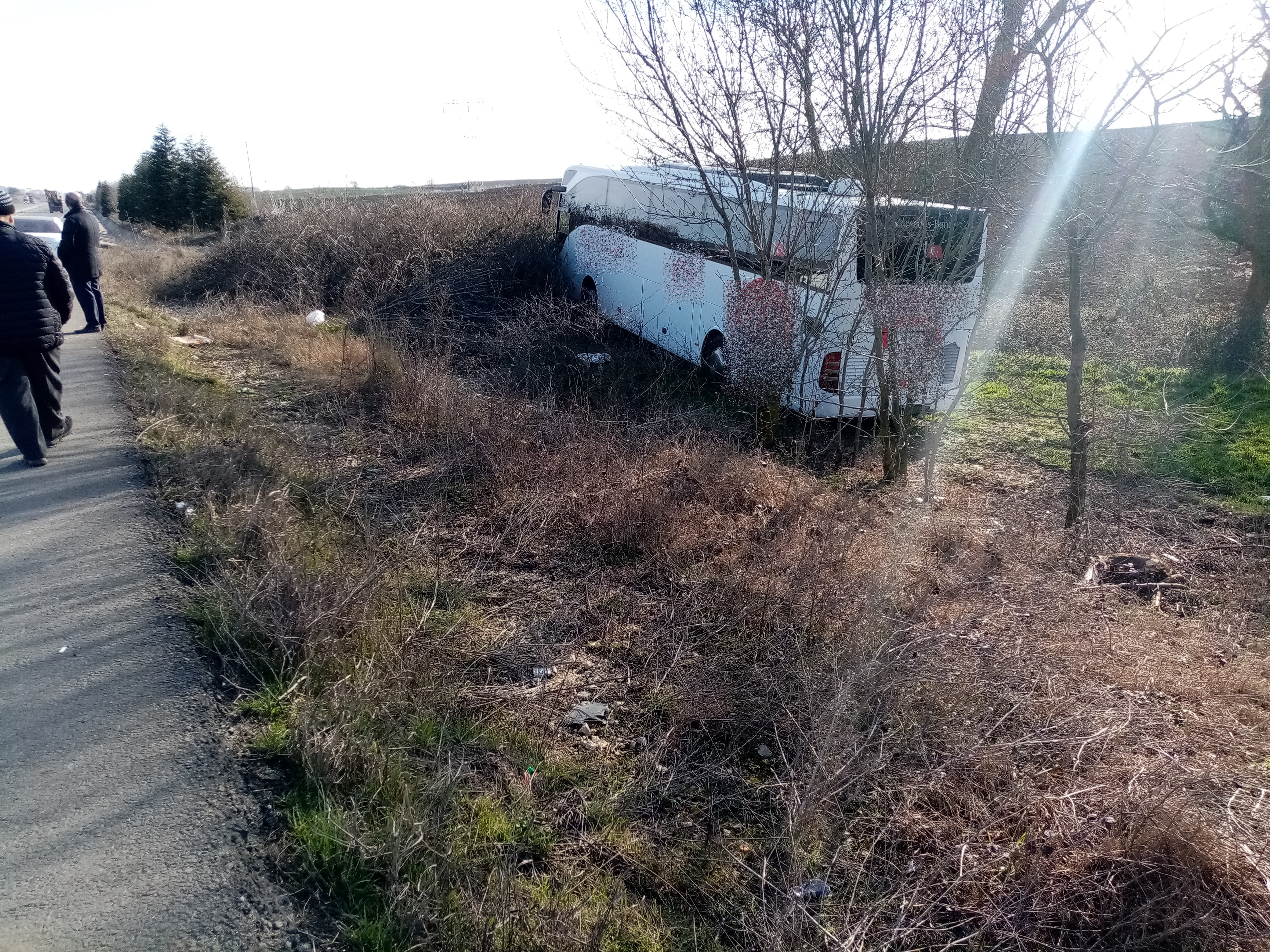 Yolcu otobüsü şarampole girdi: Bagajda uyuyan muavin yaralandı