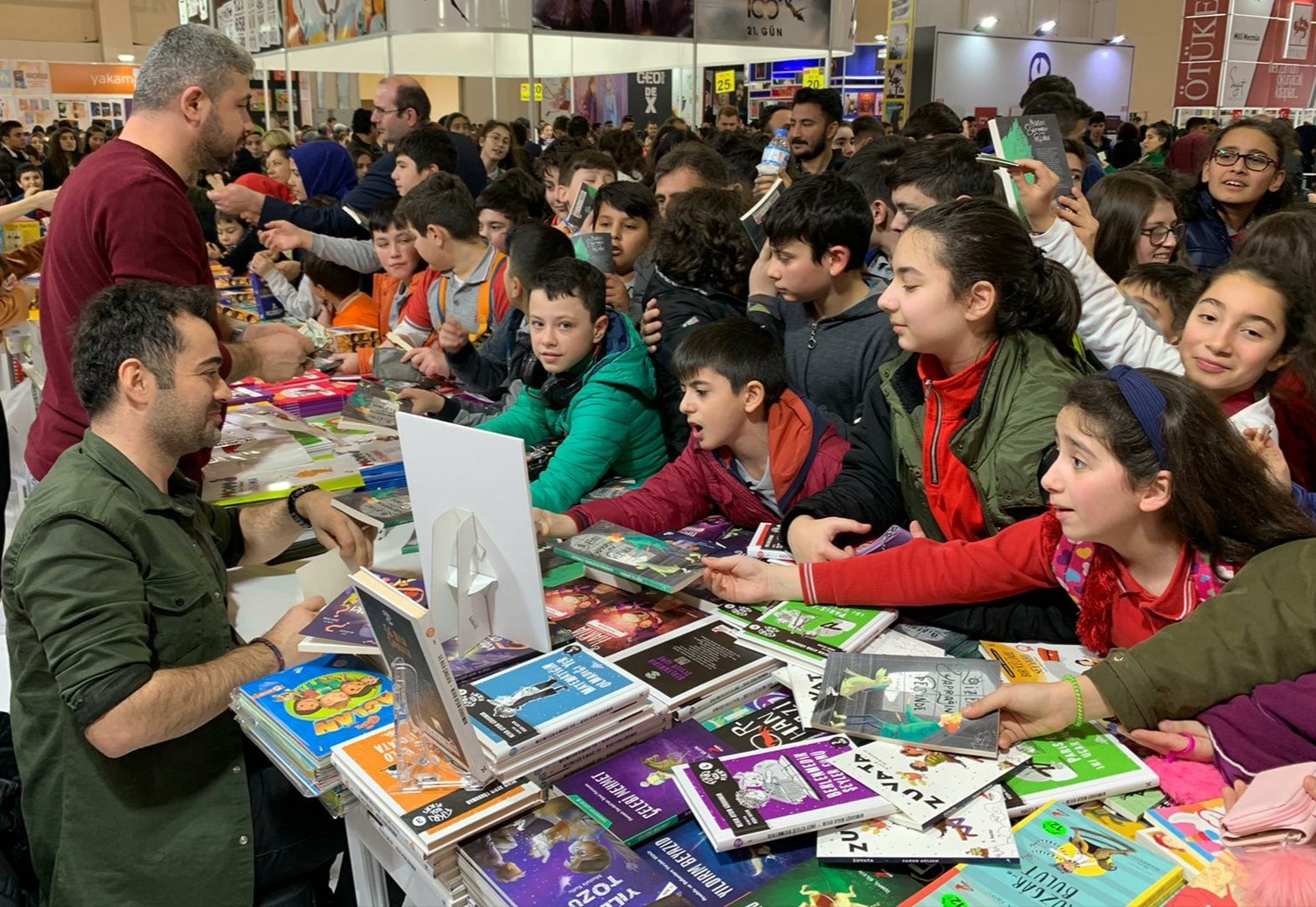 Genç Yazar Faruk Yıldız’a imza gününde büyük ilgi