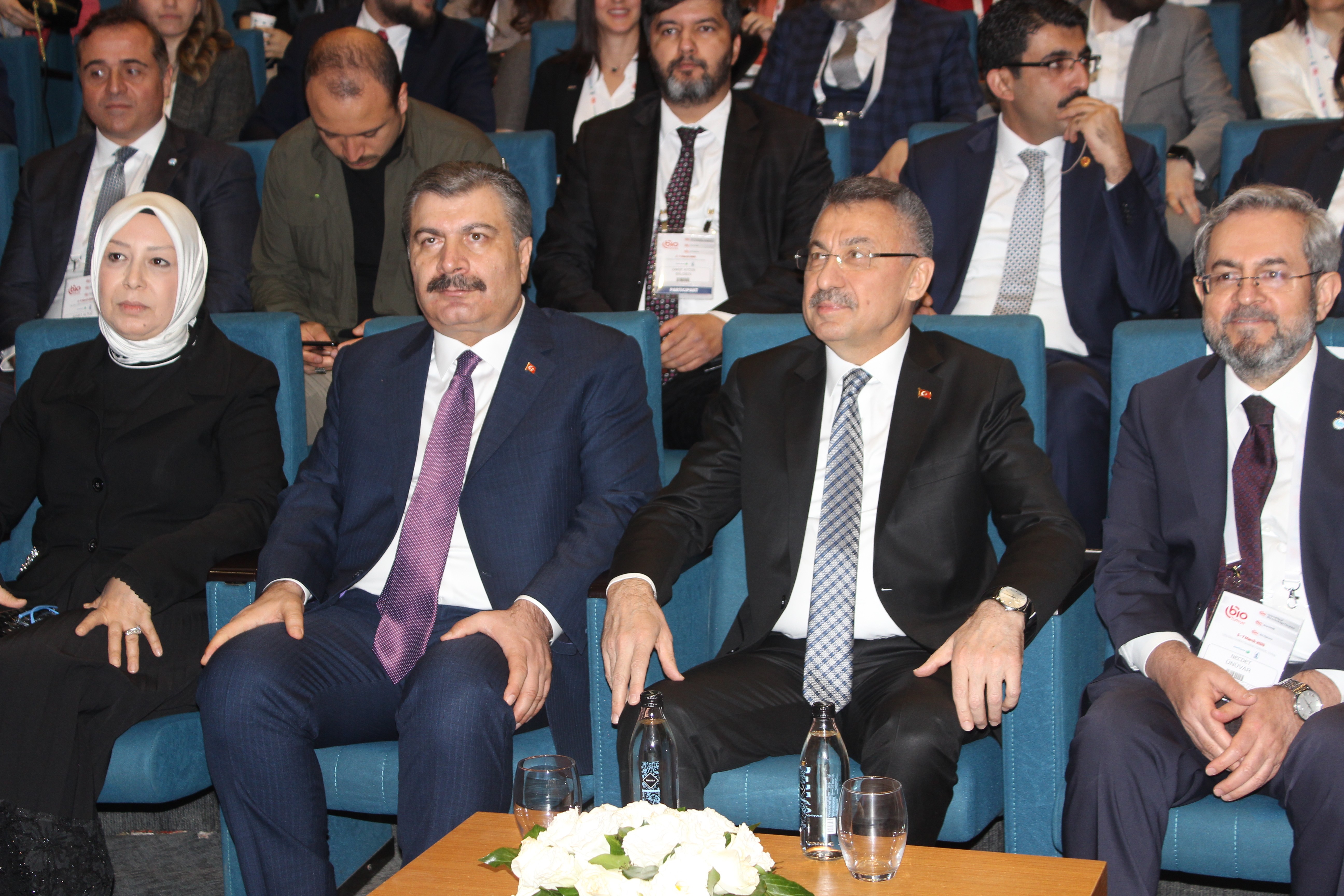 Fuat Oktay ve Sağlık Bakanı Fahrettin Koca, koronavirüs tedbirleri kapsamında katılımcılarla tokalaşmadı