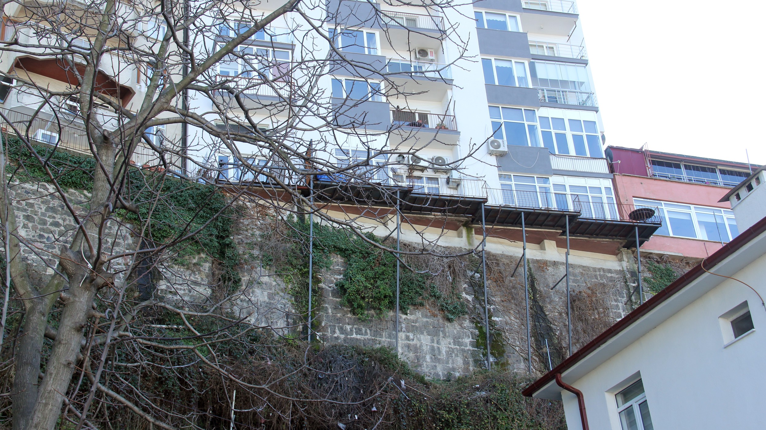 Kayalar üzerindeki evler görüntüleri ile dikkat çekiyor