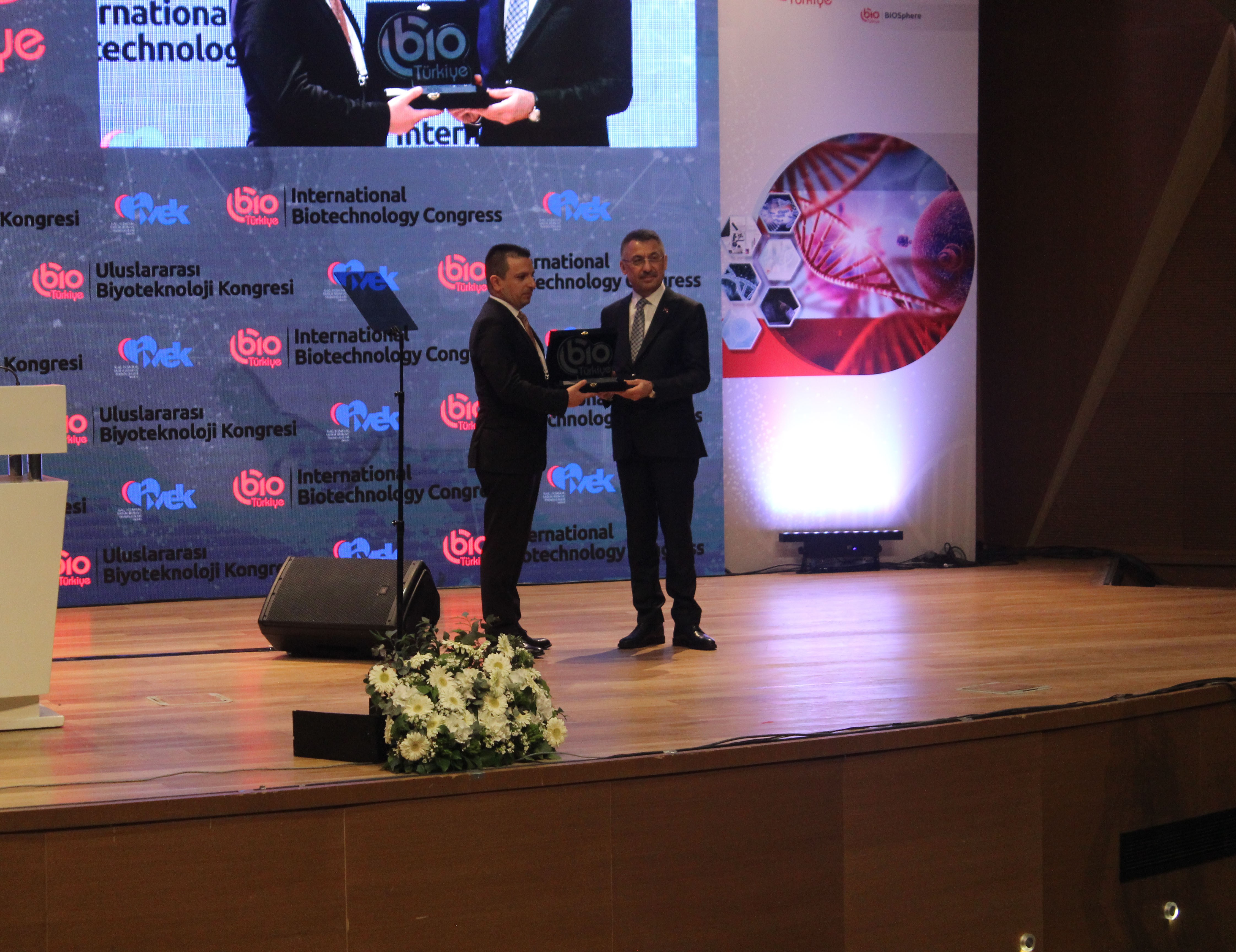 Fuat Oktay ve Sağlık Bakanı Fahrettin Koca, koronavirüs tedbirleri kapsamında katılımcılarla tokalaşmadı